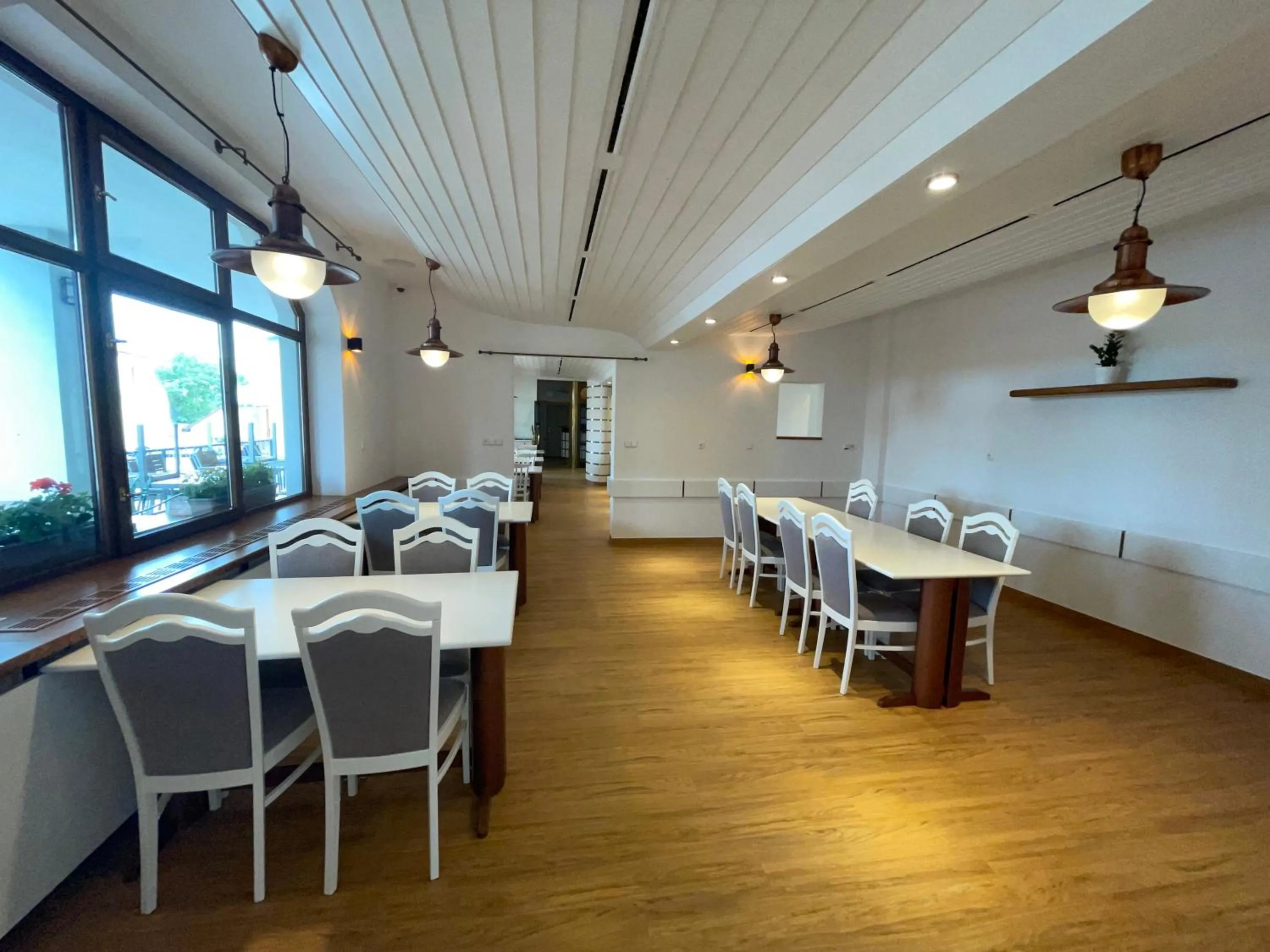 Restaurant/places to eat in Hotel Laguna & restaurant