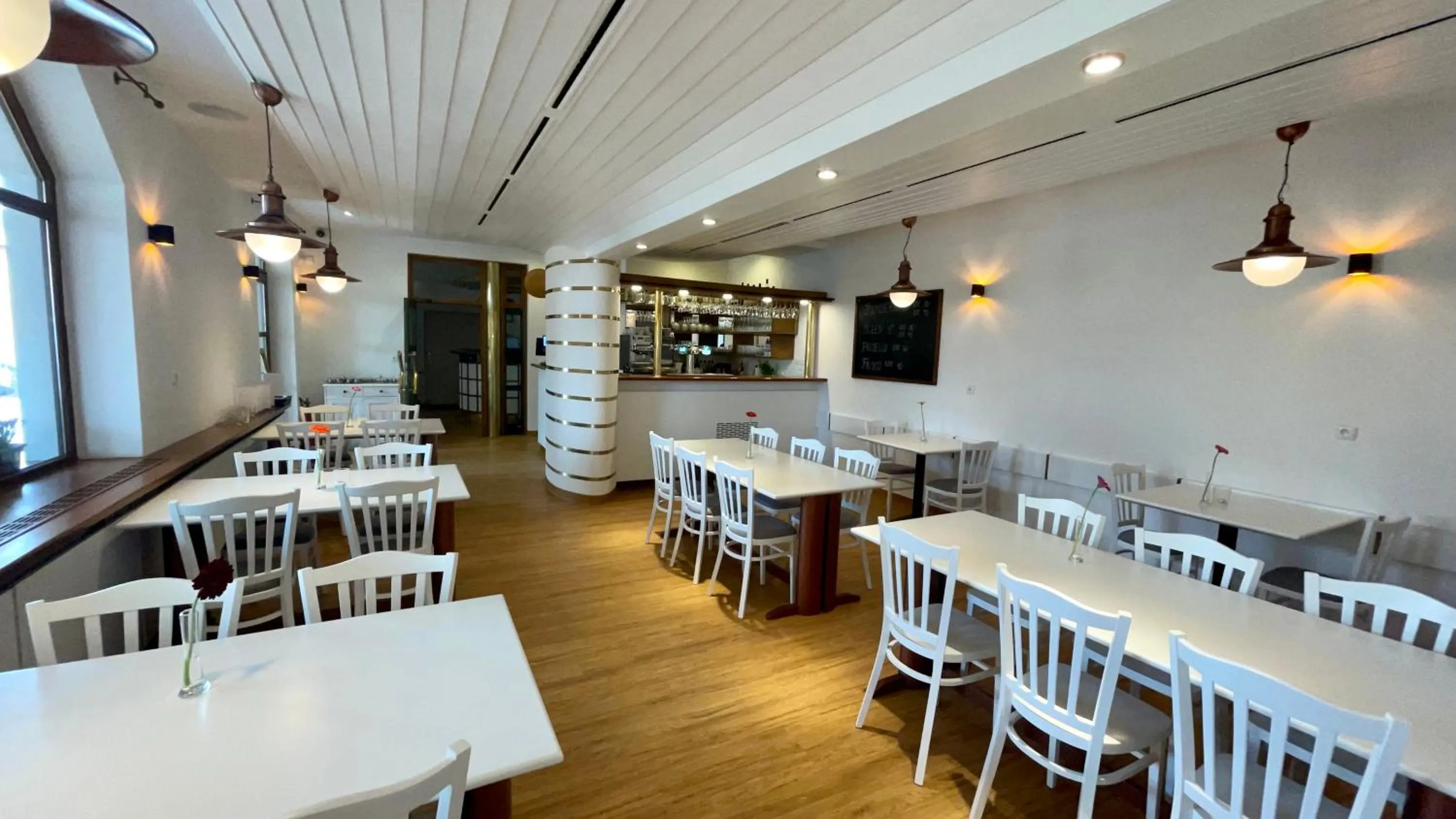 Restaurant/places to eat in Hotel Laguna & restaurant