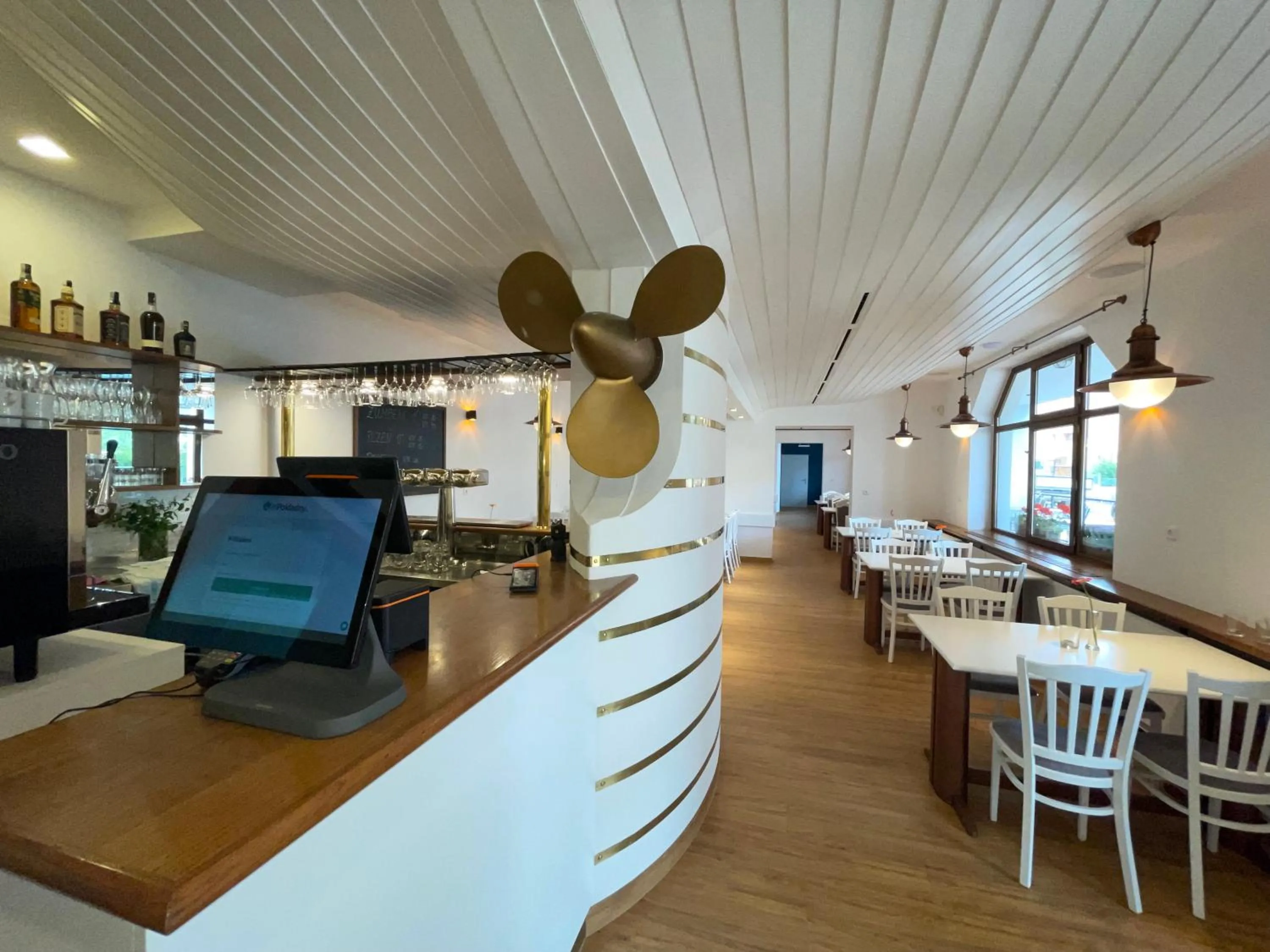 Restaurant/places to eat in Hotel Laguna & restaurant