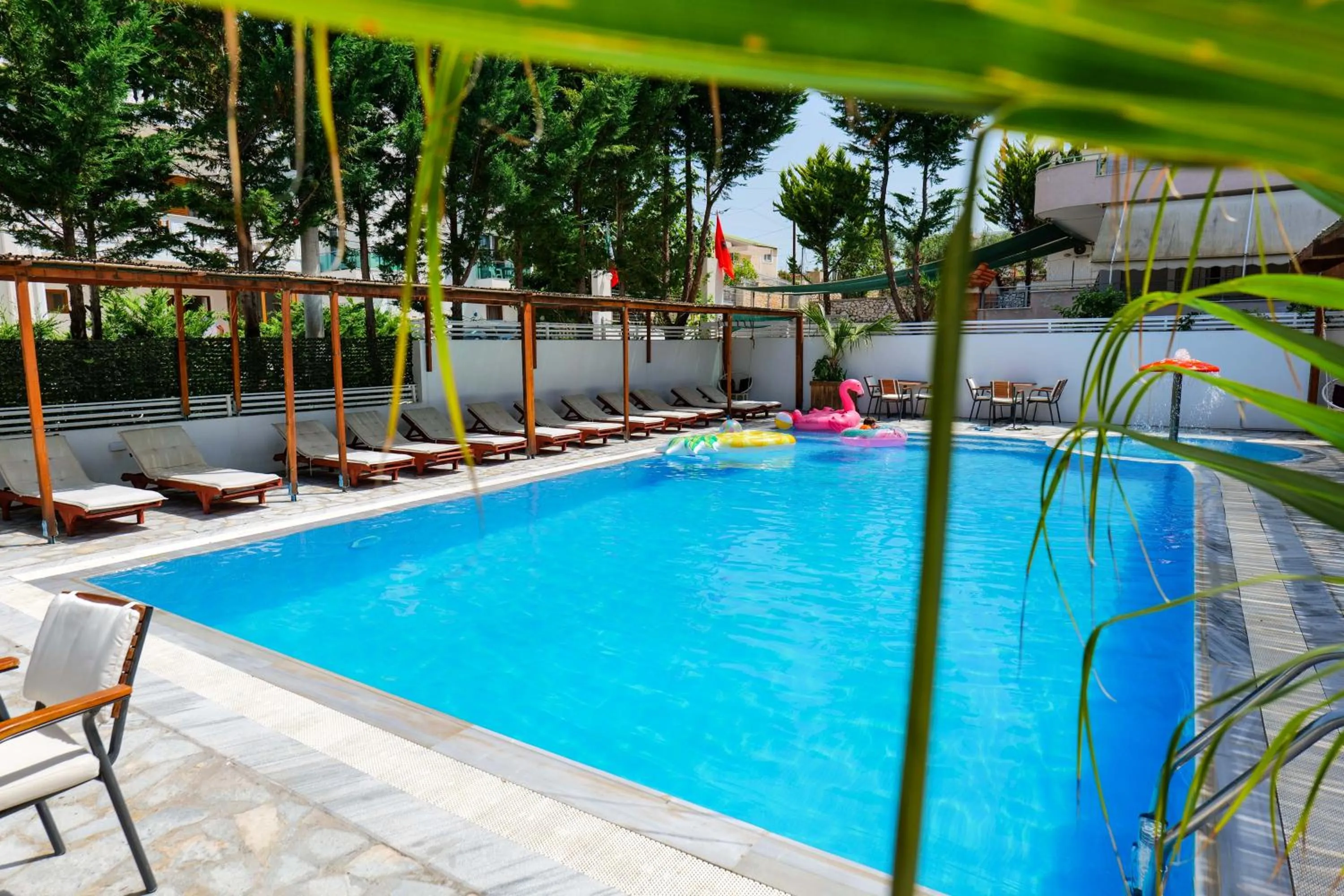 Swimming pool in 6 Milje Hotel