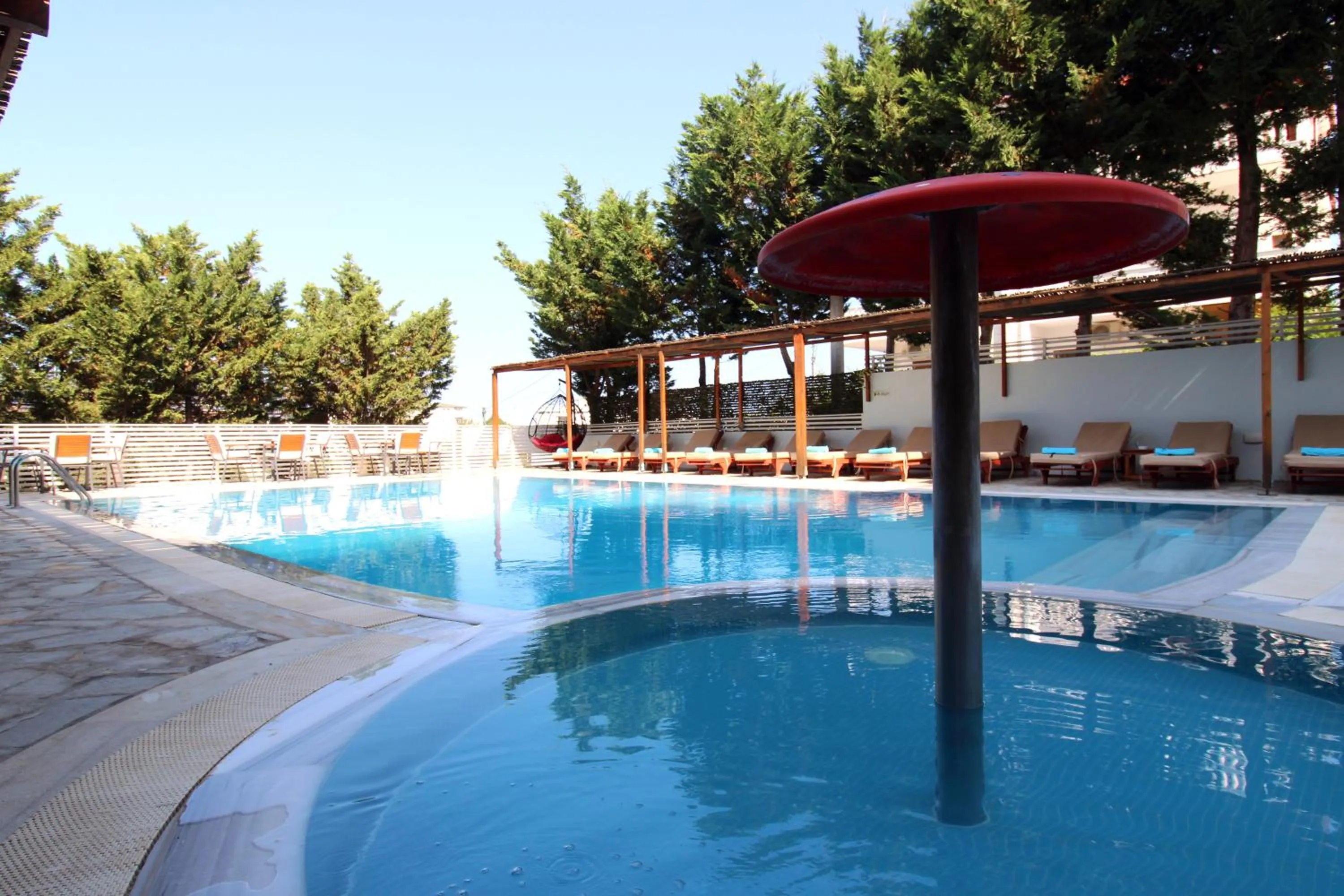 Swimming pool in 6 Milje Hotel