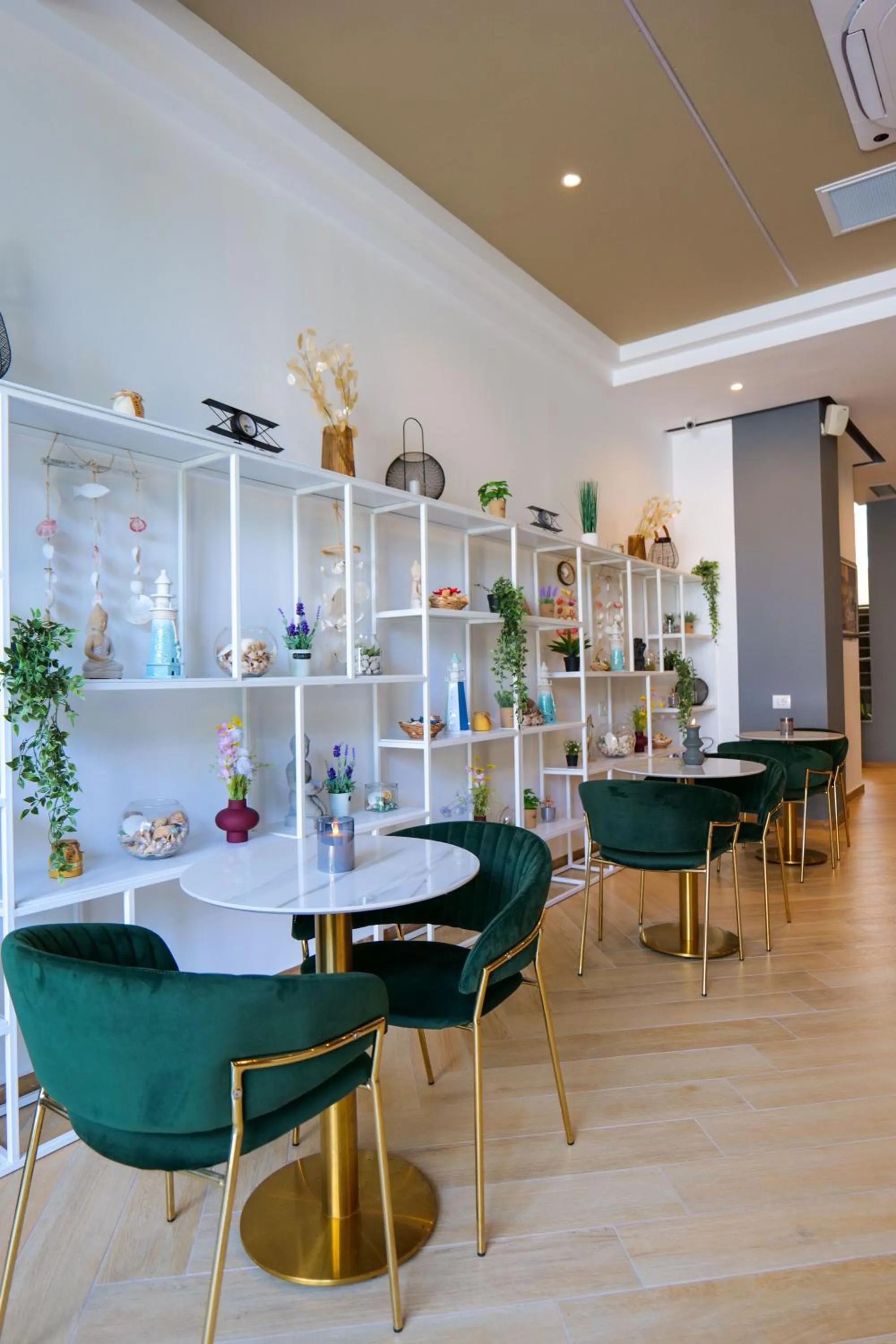 Communal lounge/ TV room in 6 Milje Hotel