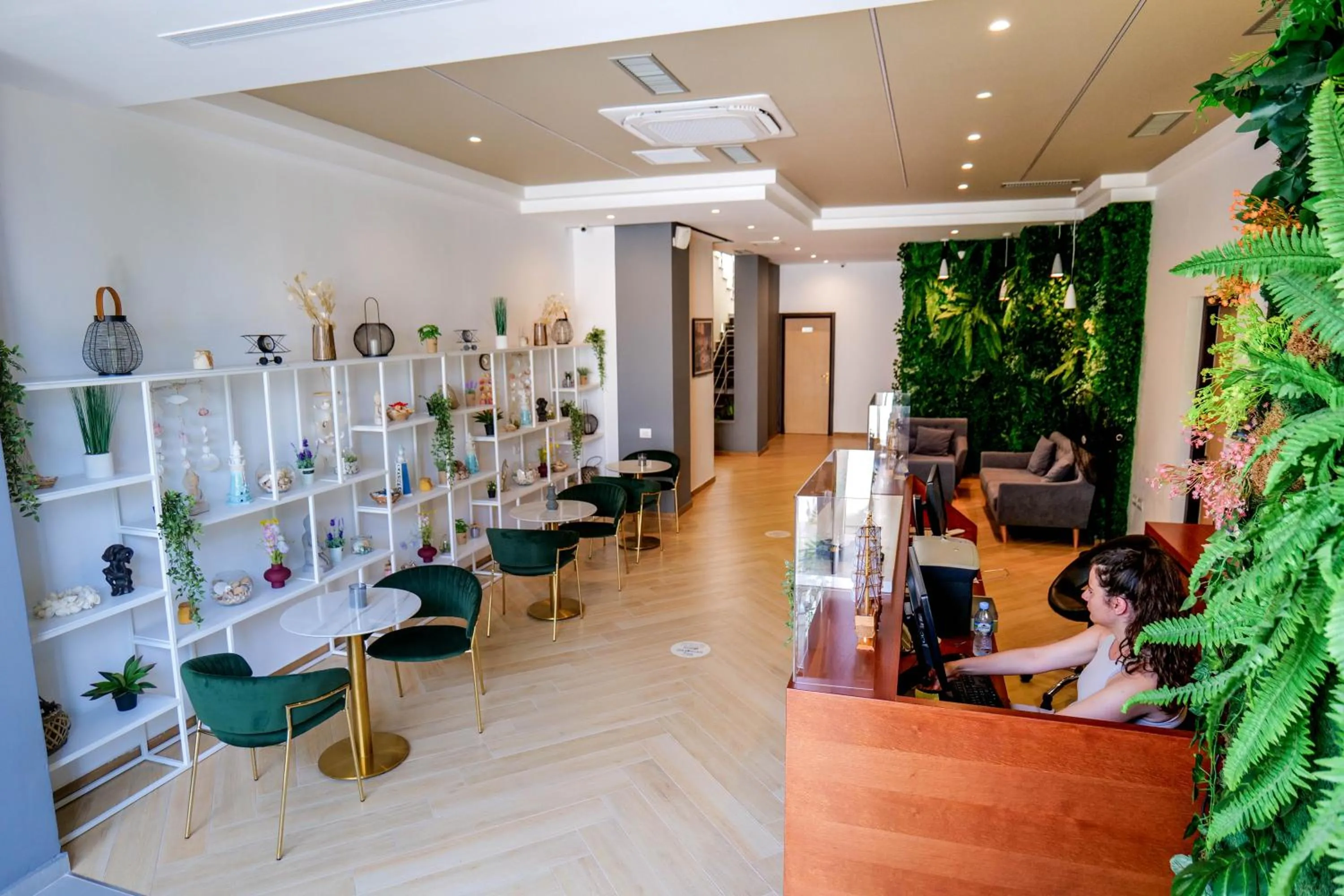 Communal lounge/ TV room in 6 Milje Hotel