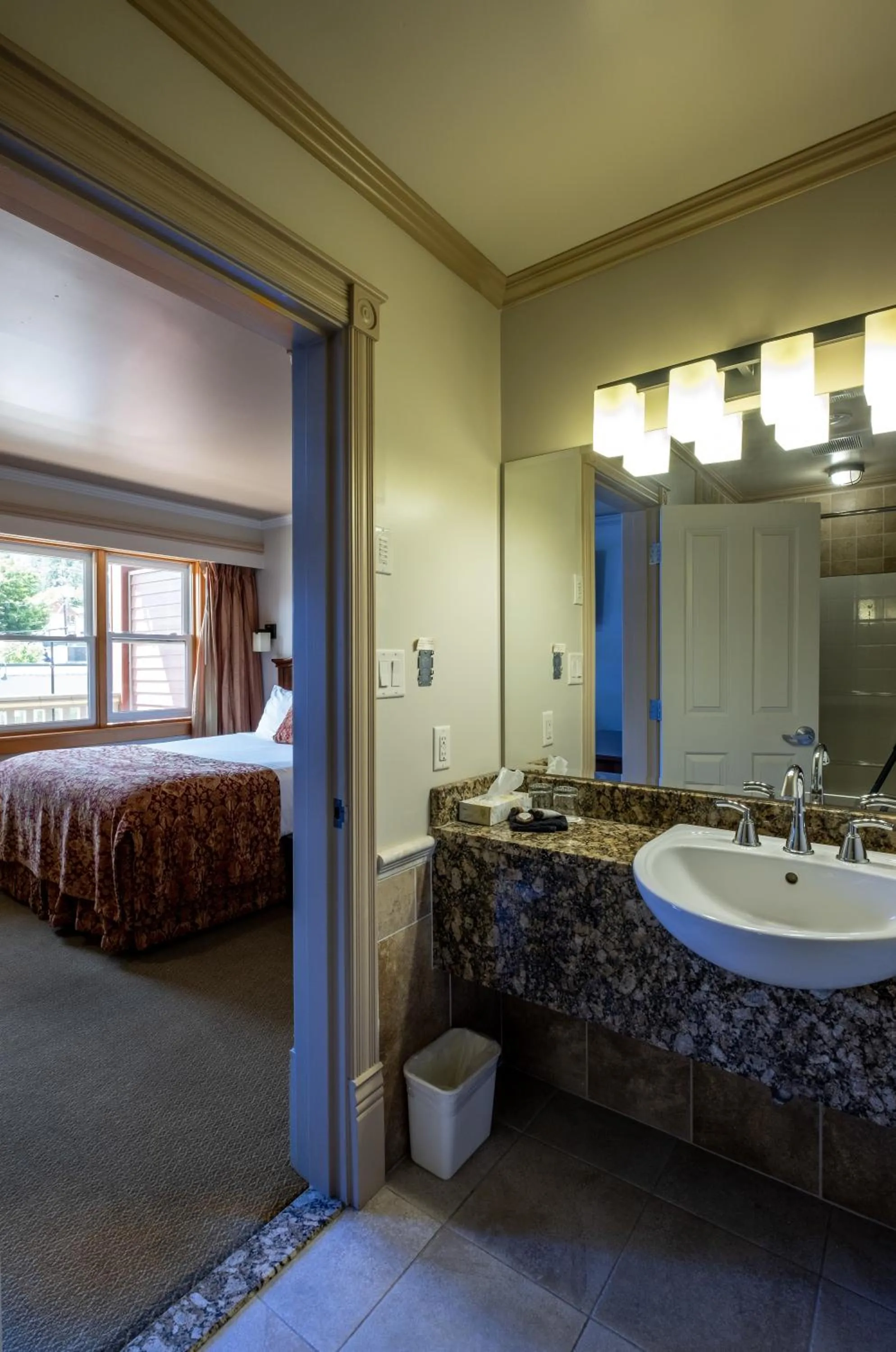 Bathroom, Bed in Kaslo Hotel