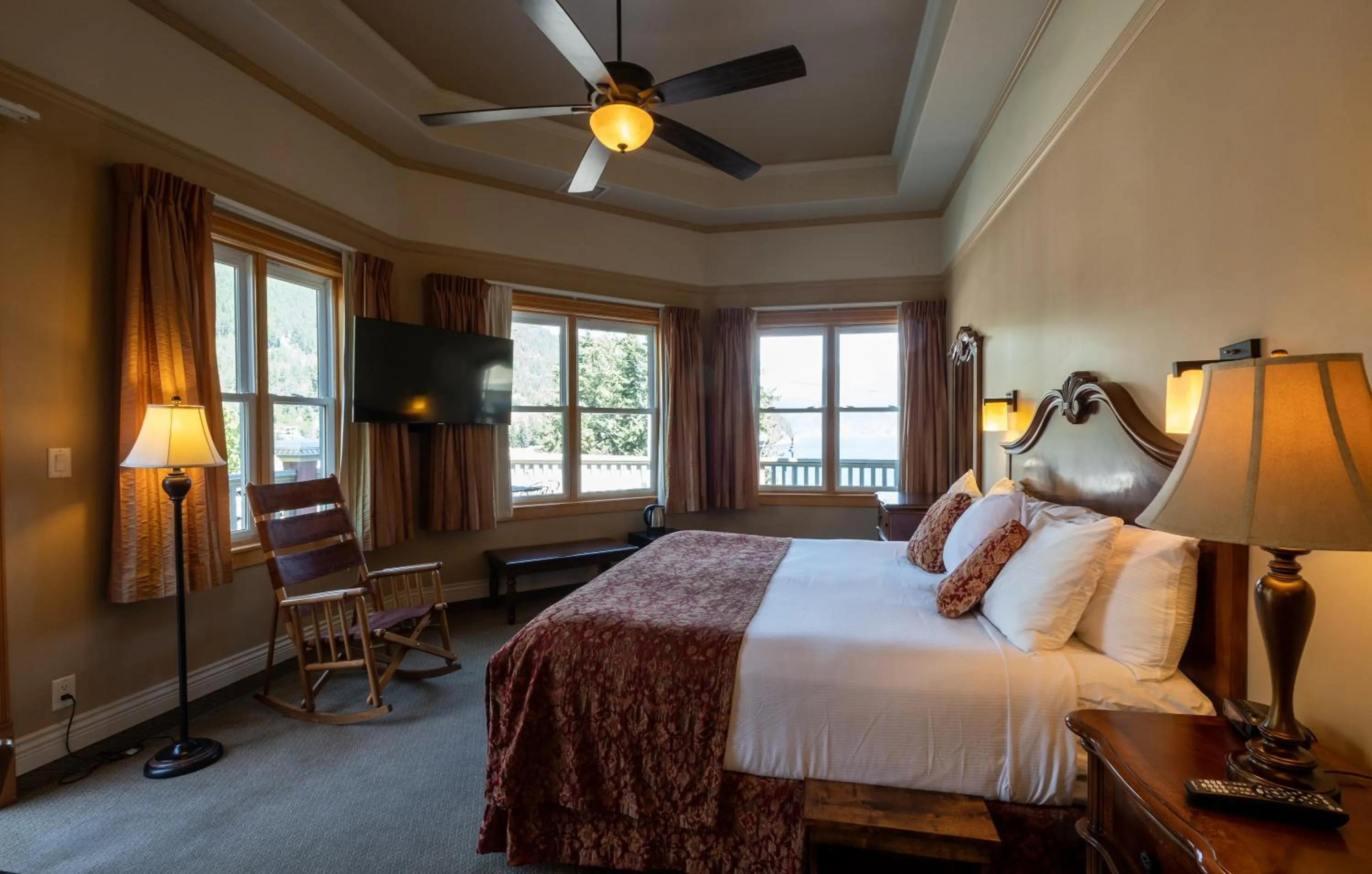 Bedroom, Bed in Kaslo Hotel