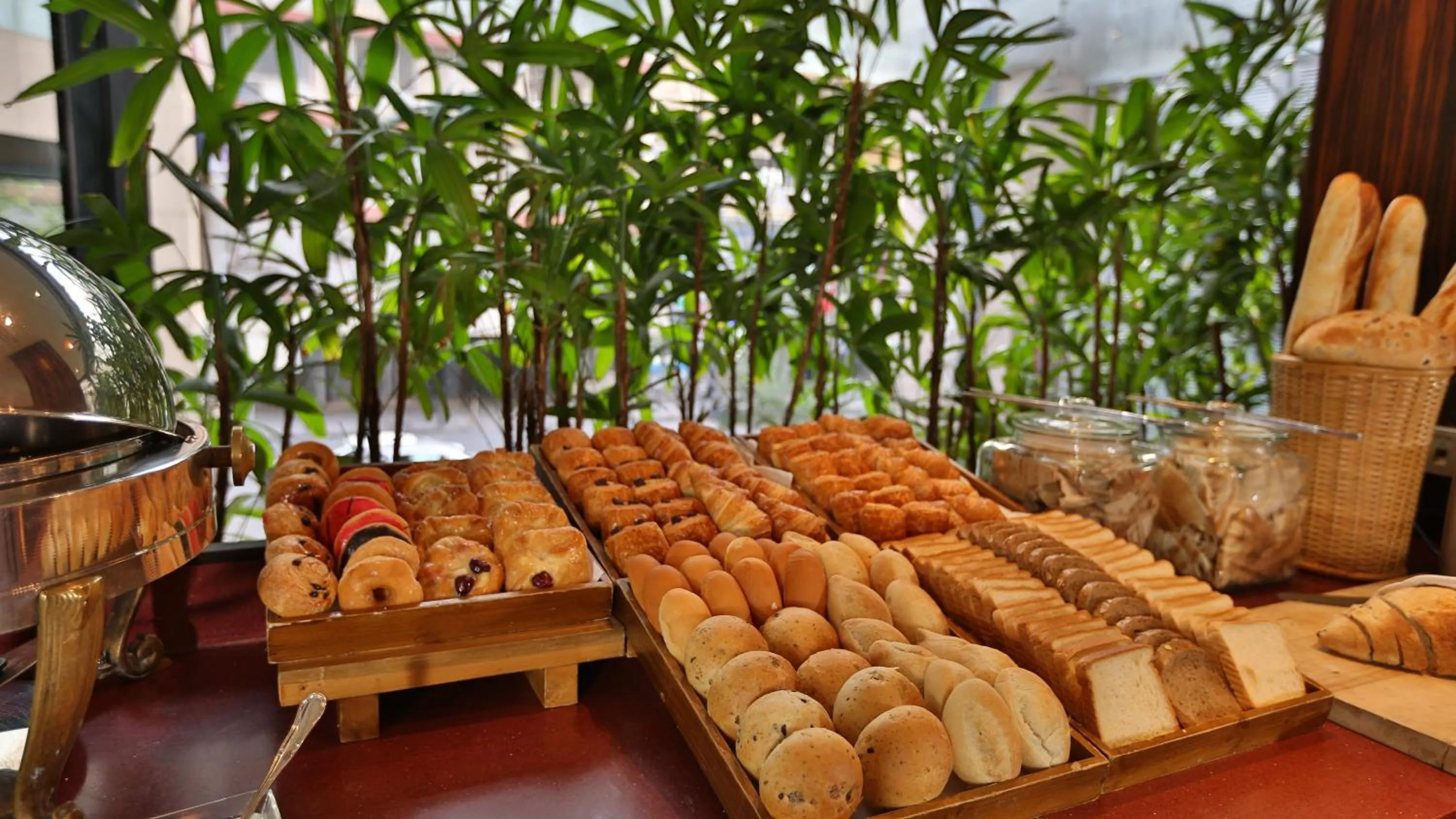 Restaurant/places to eat in Crowne Plaza Hamra Beirut by IHG