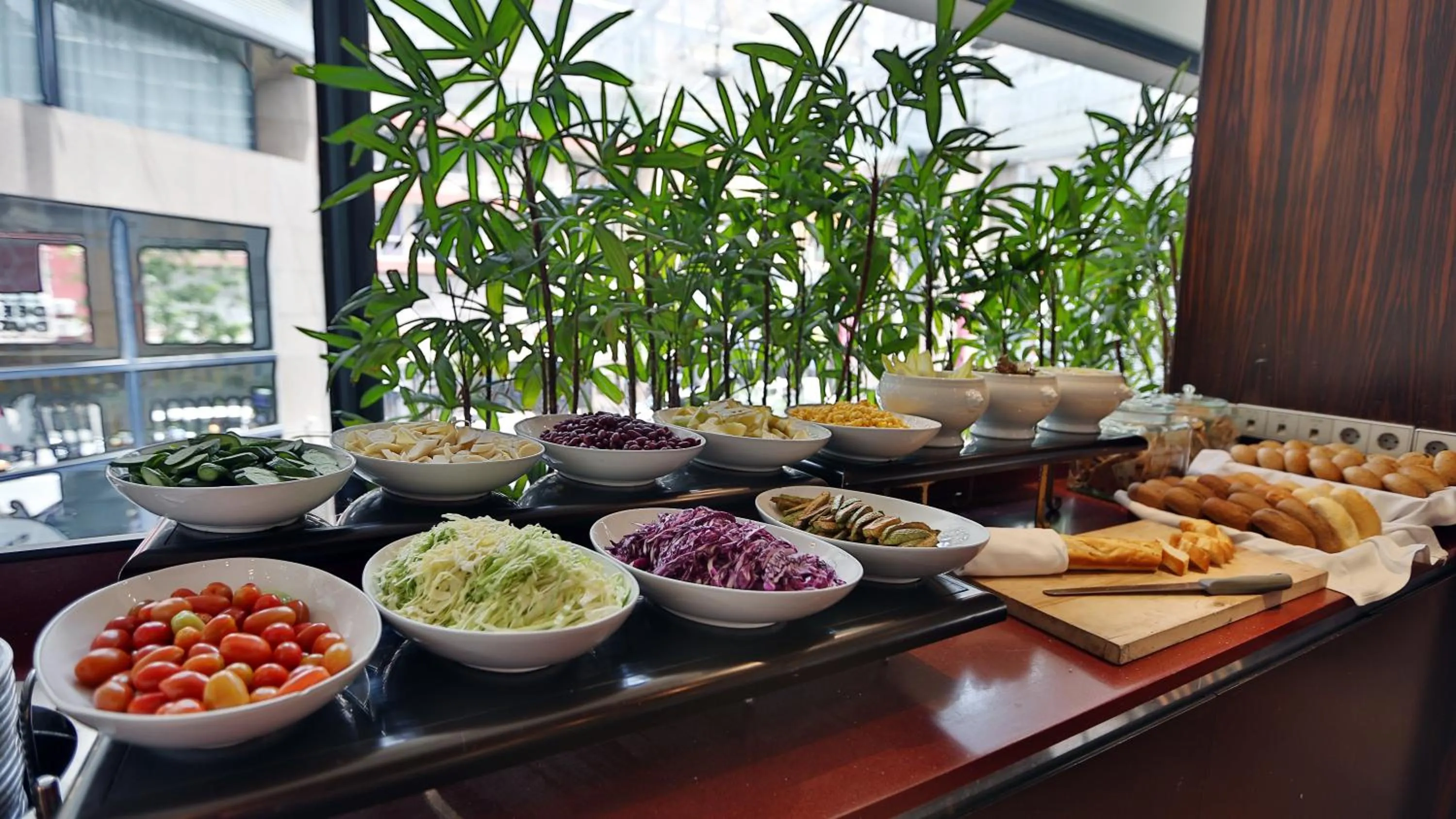 Restaurant/places to eat in Crowne Plaza Hamra Beirut by IHG