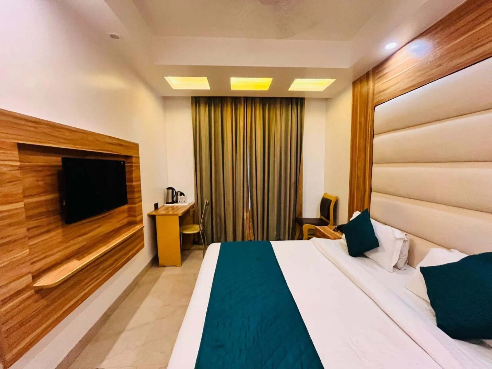 Bedroom, Bed in Hotel Benz International, Karol Bagh