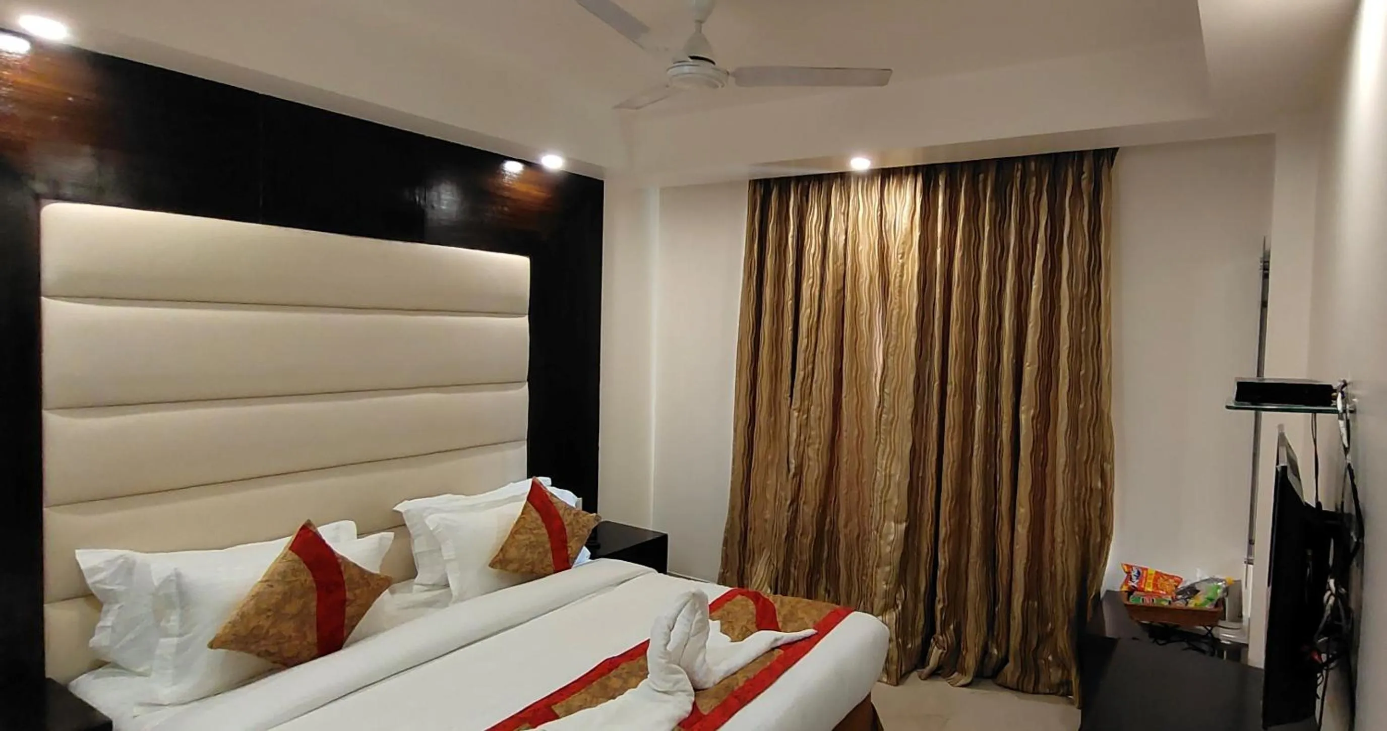 Bedroom, Bed in Hotel Benz International, Karol Bagh