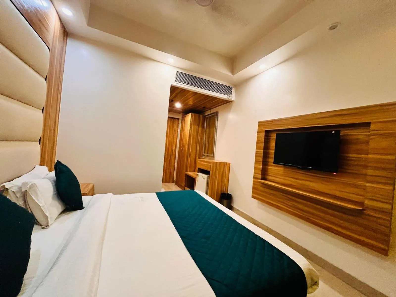Bed in Hotel Benz International, Karol Bagh