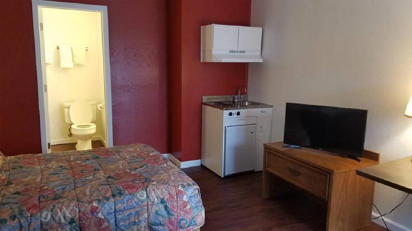 Photo of the whole room, Bed in Unity Lodge