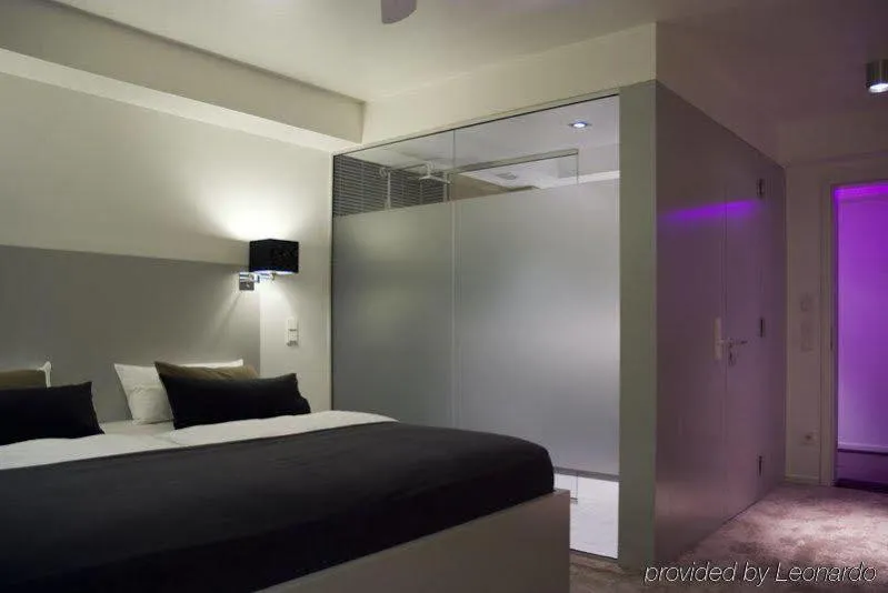 Photo of the whole room, Bed in Pearl Design Hotel - Frankfurt City