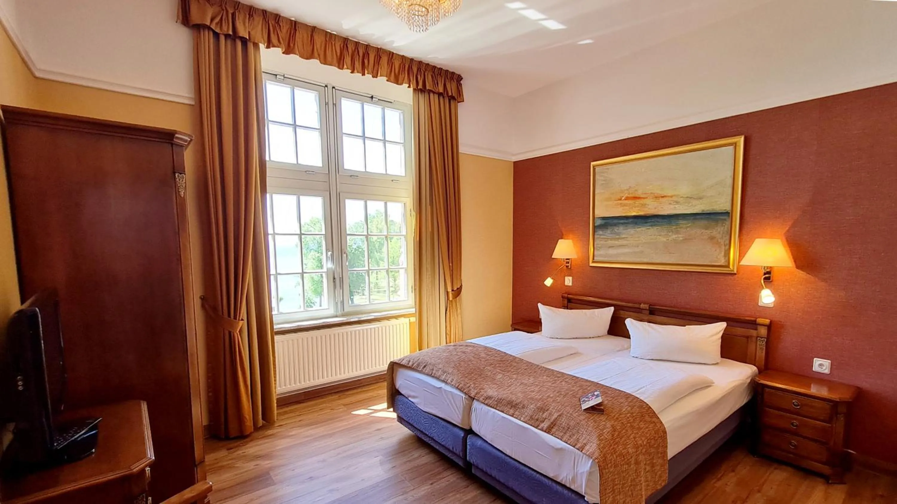 Photo of the whole room, Bed in Seehotel Schloss Klink