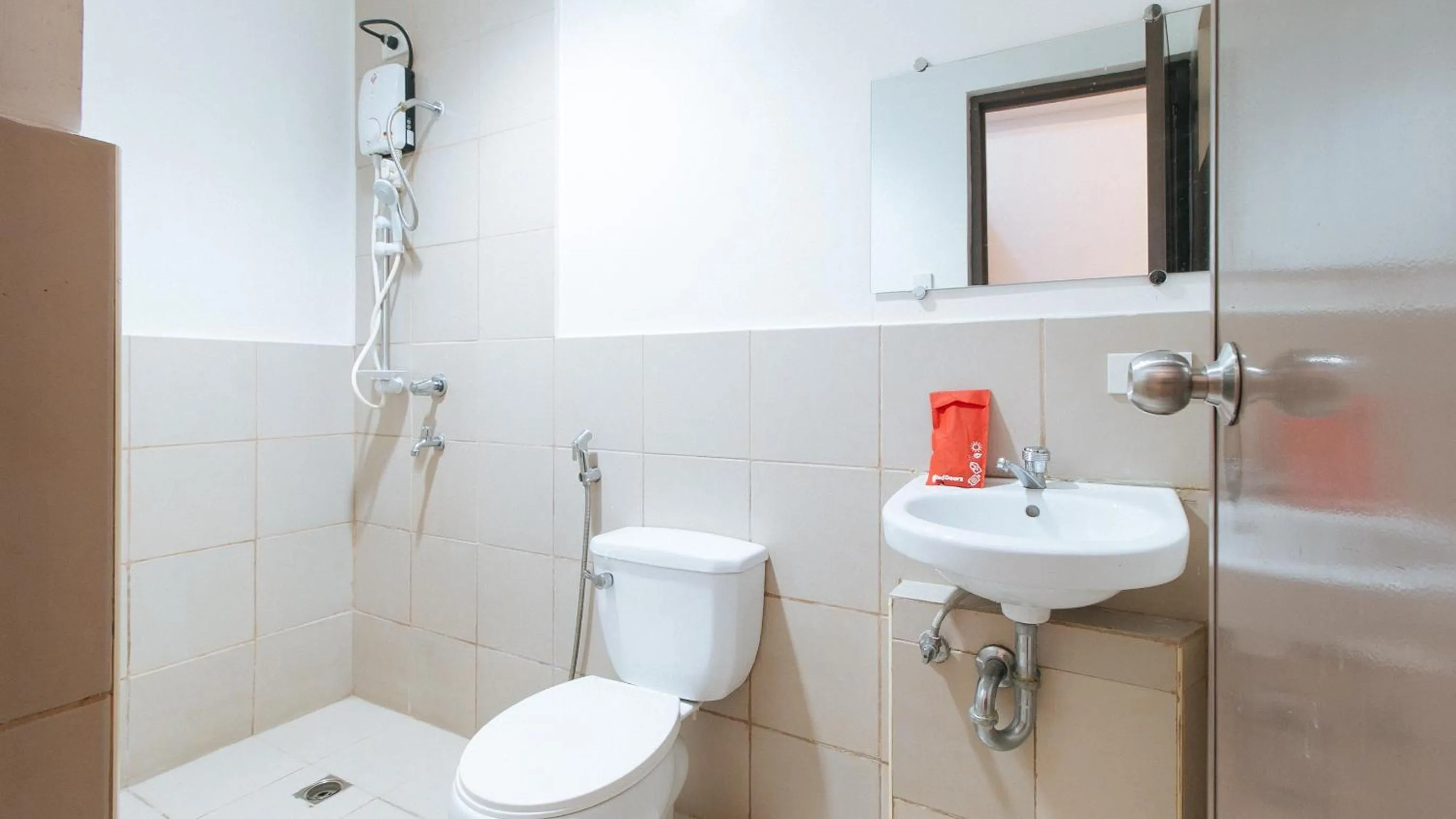 Shower in RedDoorz @ Jardin LRT Tayuman Manila