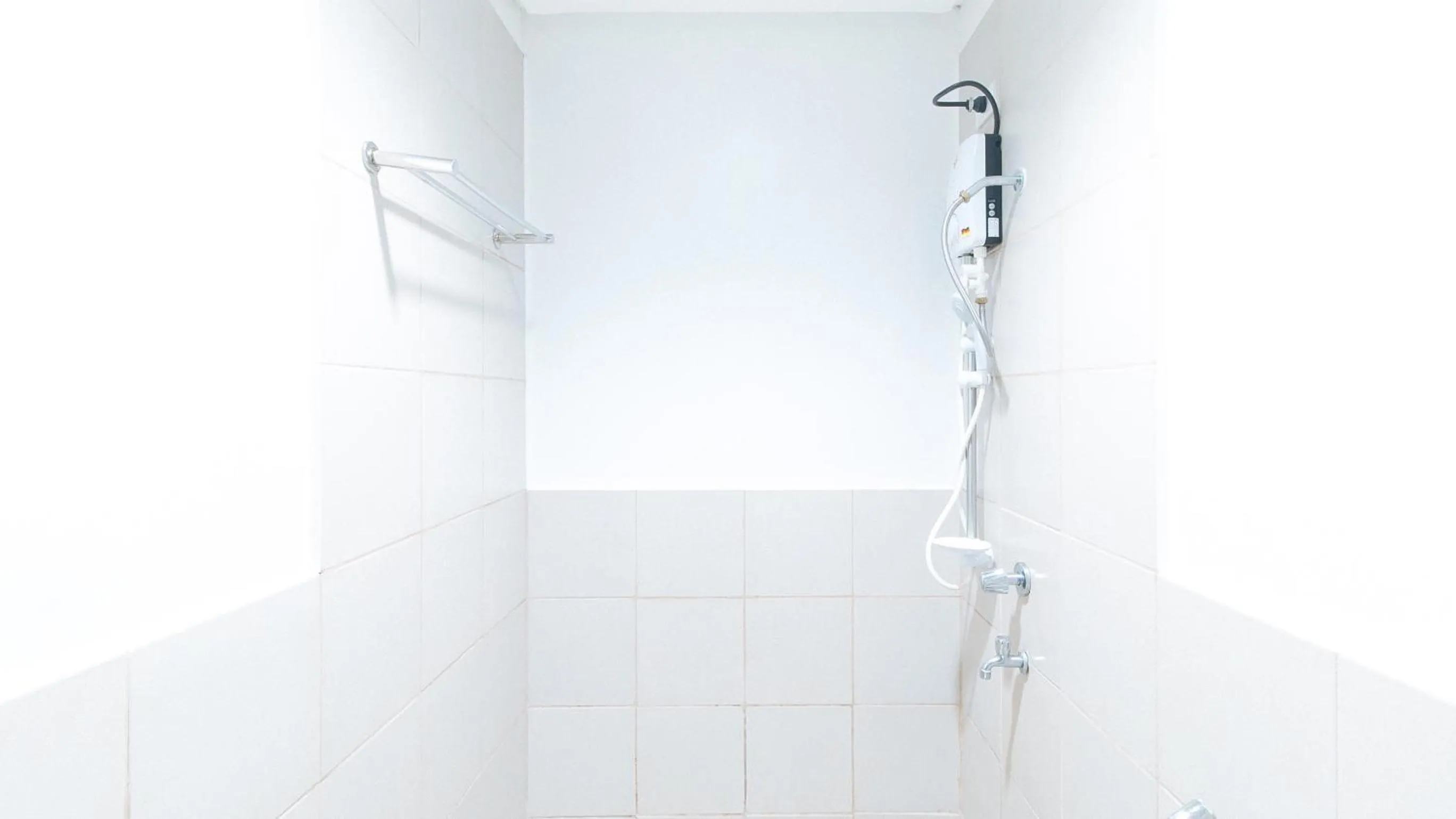 Shower in RedDoorz @ Jardin LRT Tayuman Manila