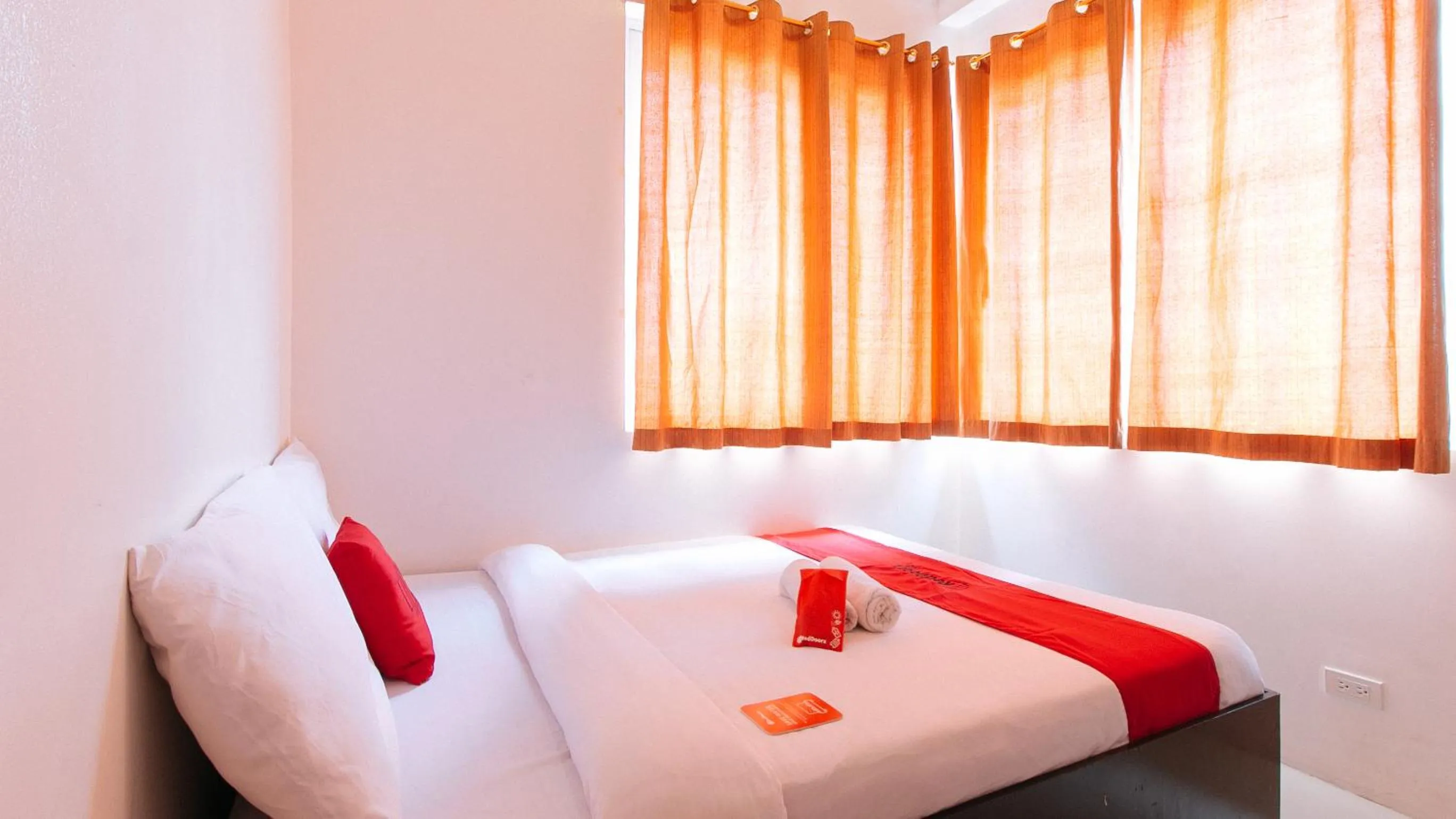 Bed in RedDoorz @ Jardin LRT Tayuman Manila