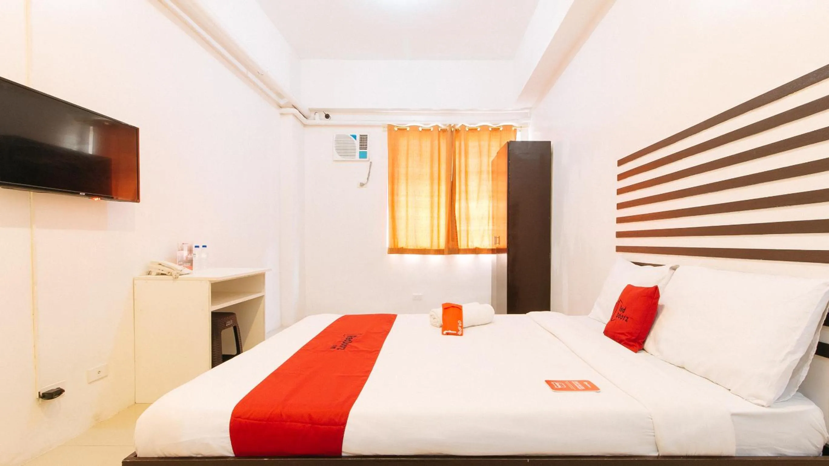 Bed in RedDoorz @ Jardin LRT Tayuman Manila