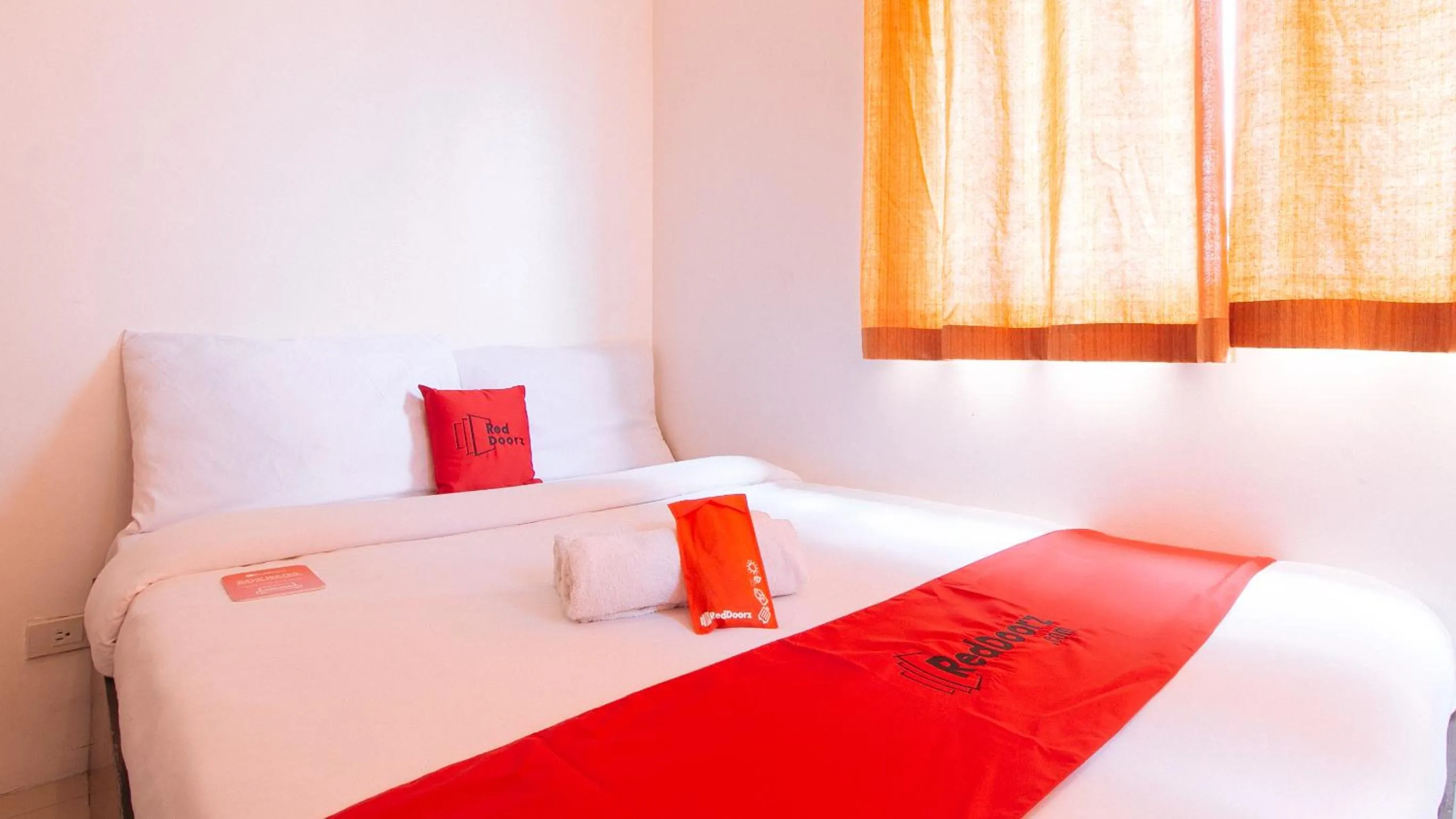 Bed in RedDoorz @ Jardin LRT Tayuman Manila