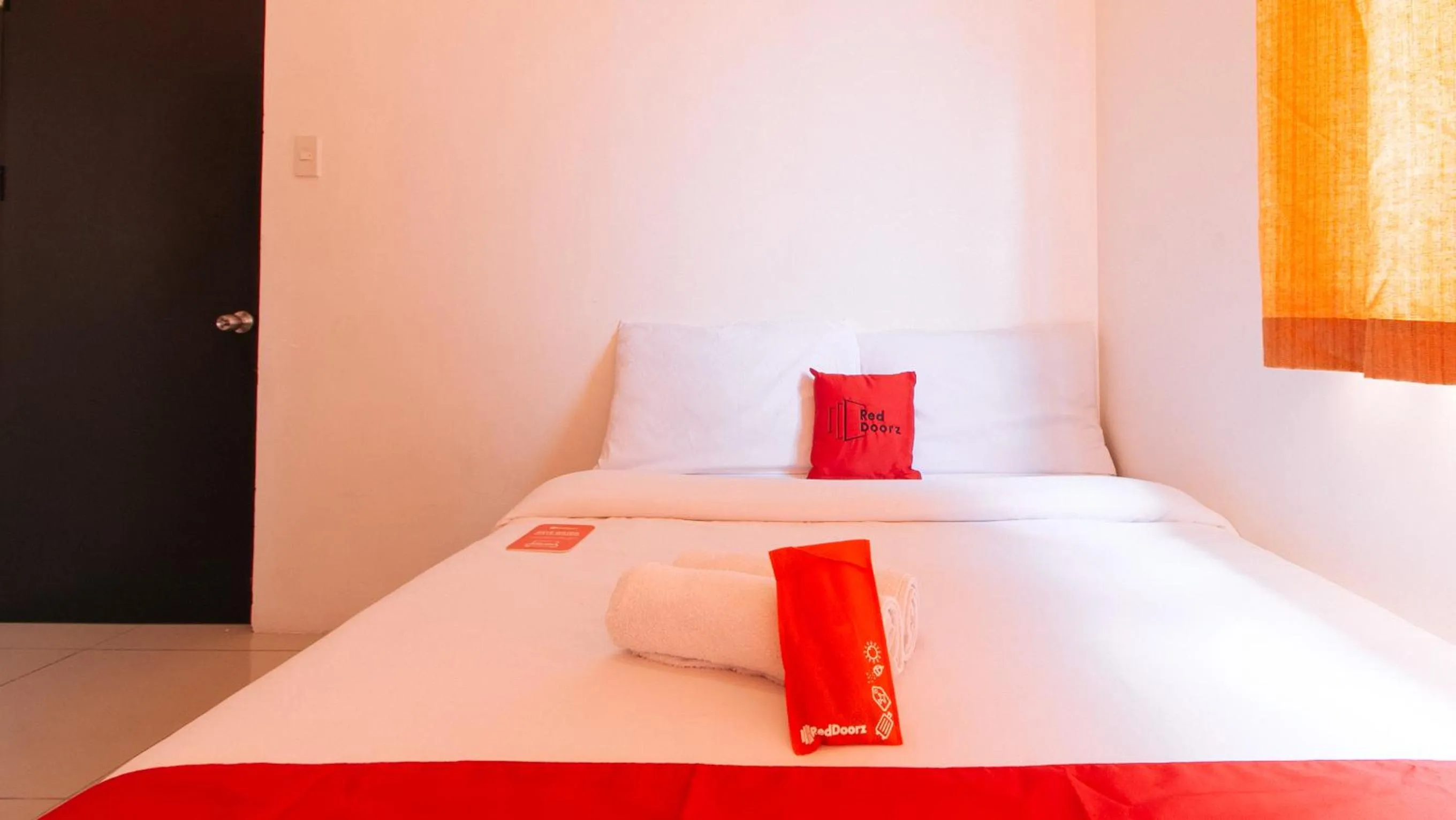 Photo of the whole room, Bed in RedDoorz @ Jardin LRT Tayuman Manila