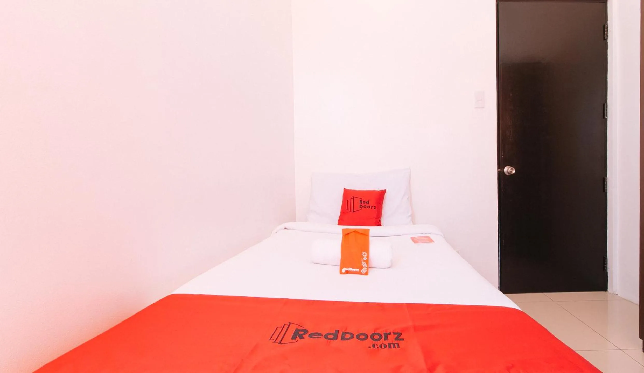 Bed in RedDoorz @ Jardin LRT Tayuman Manila