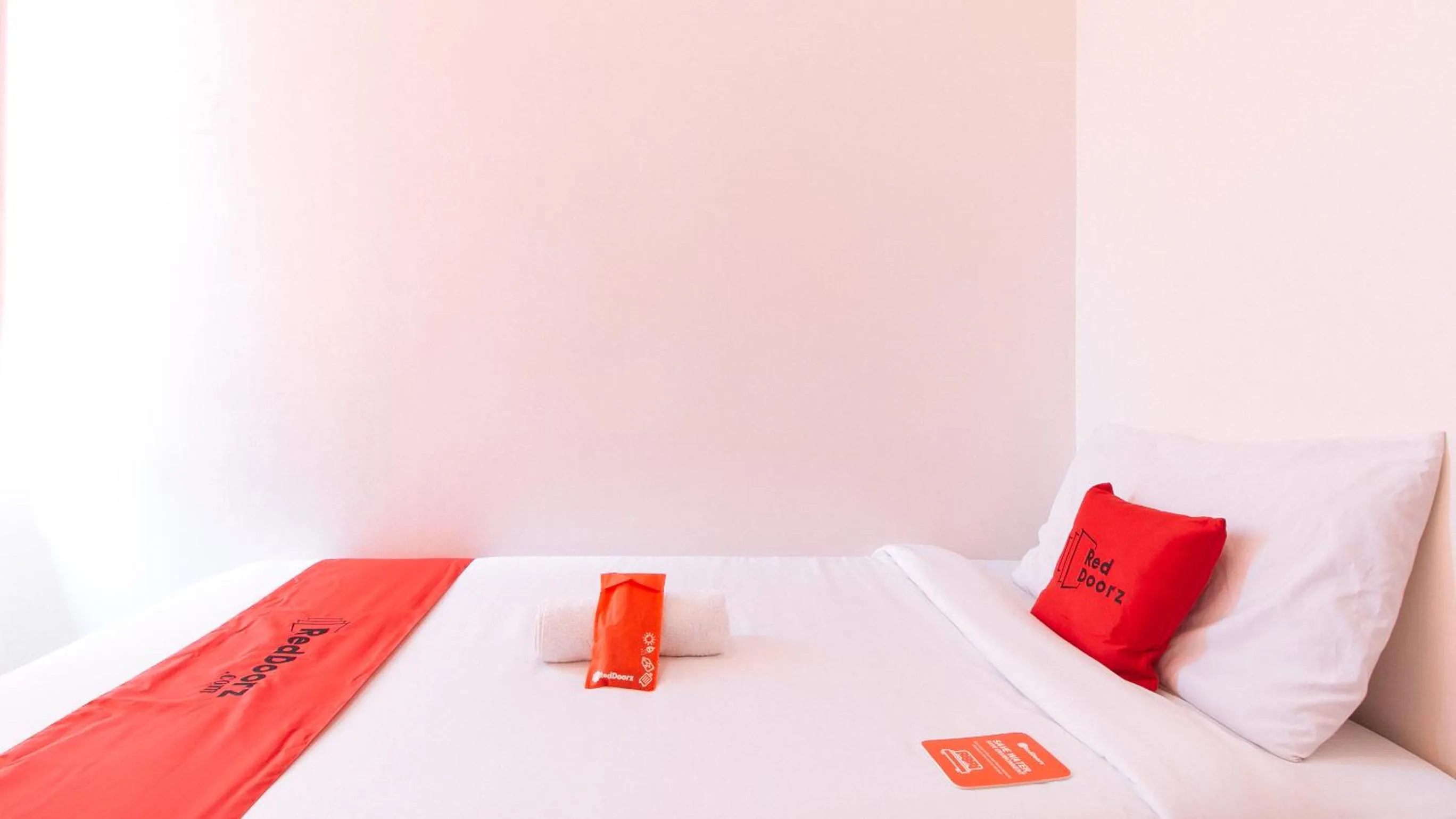 Bed in RedDoorz @ Jardin LRT Tayuman Manila