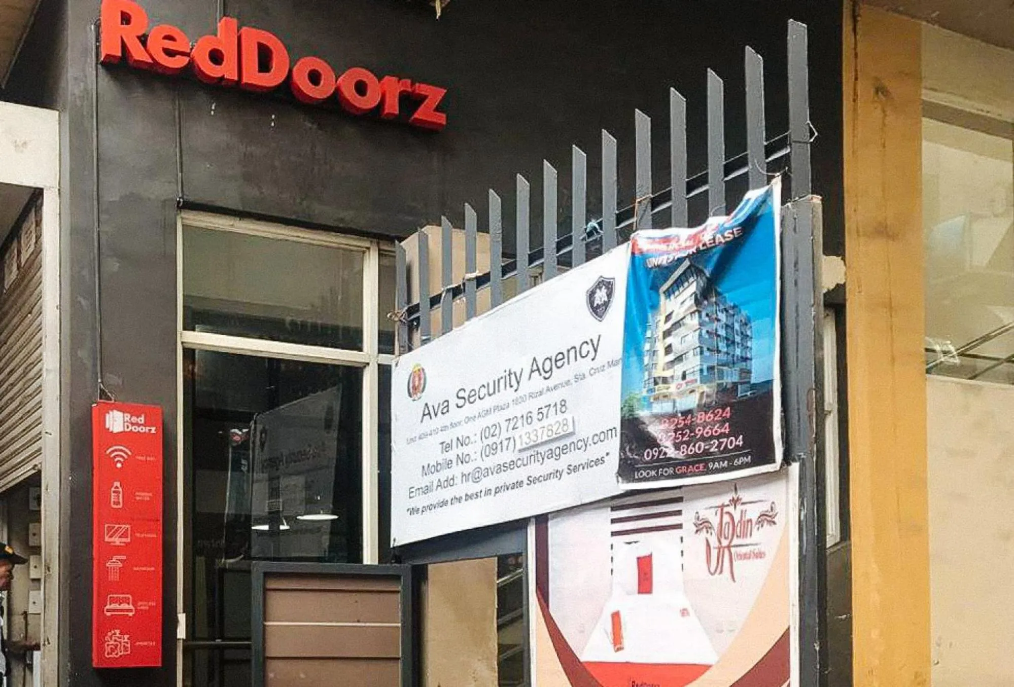 Facade/entrance in RedDoorz @ Jardin LRT Tayuman Manila