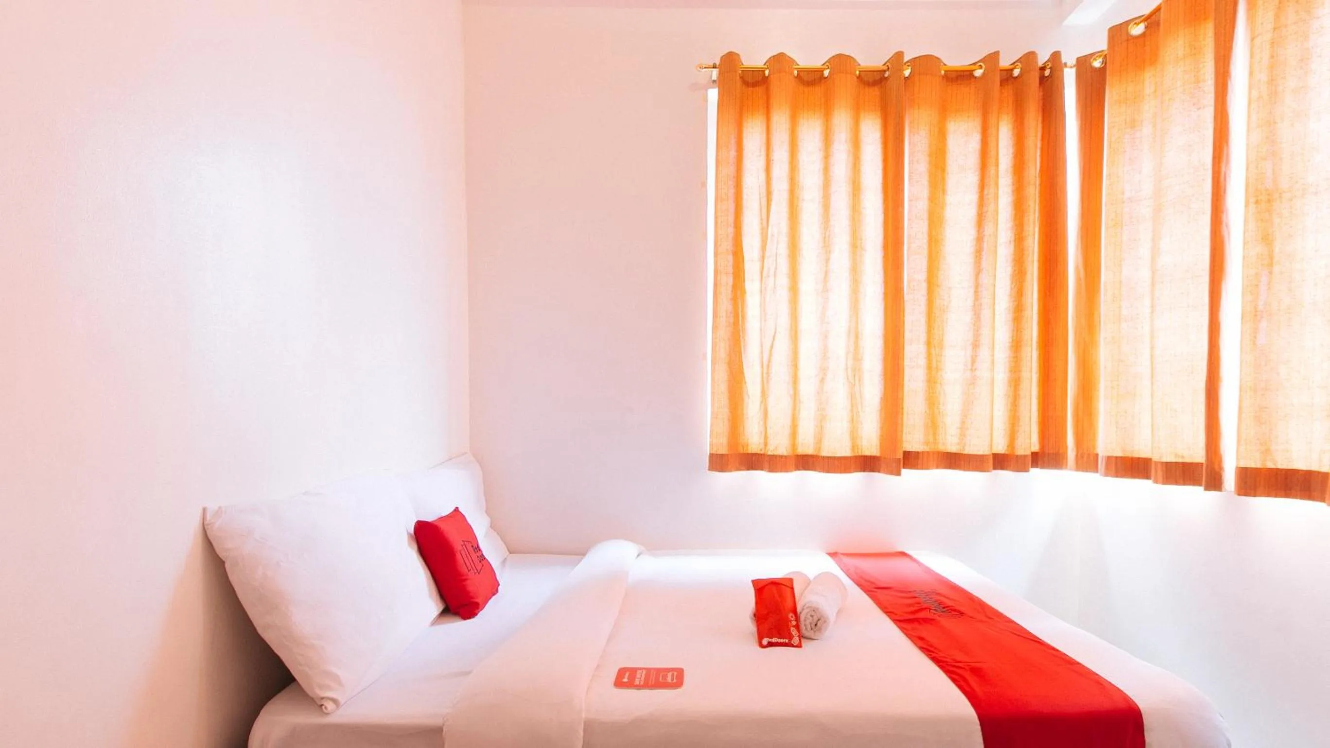 Bed in RedDoorz @ Jardin LRT Tayuman Manila