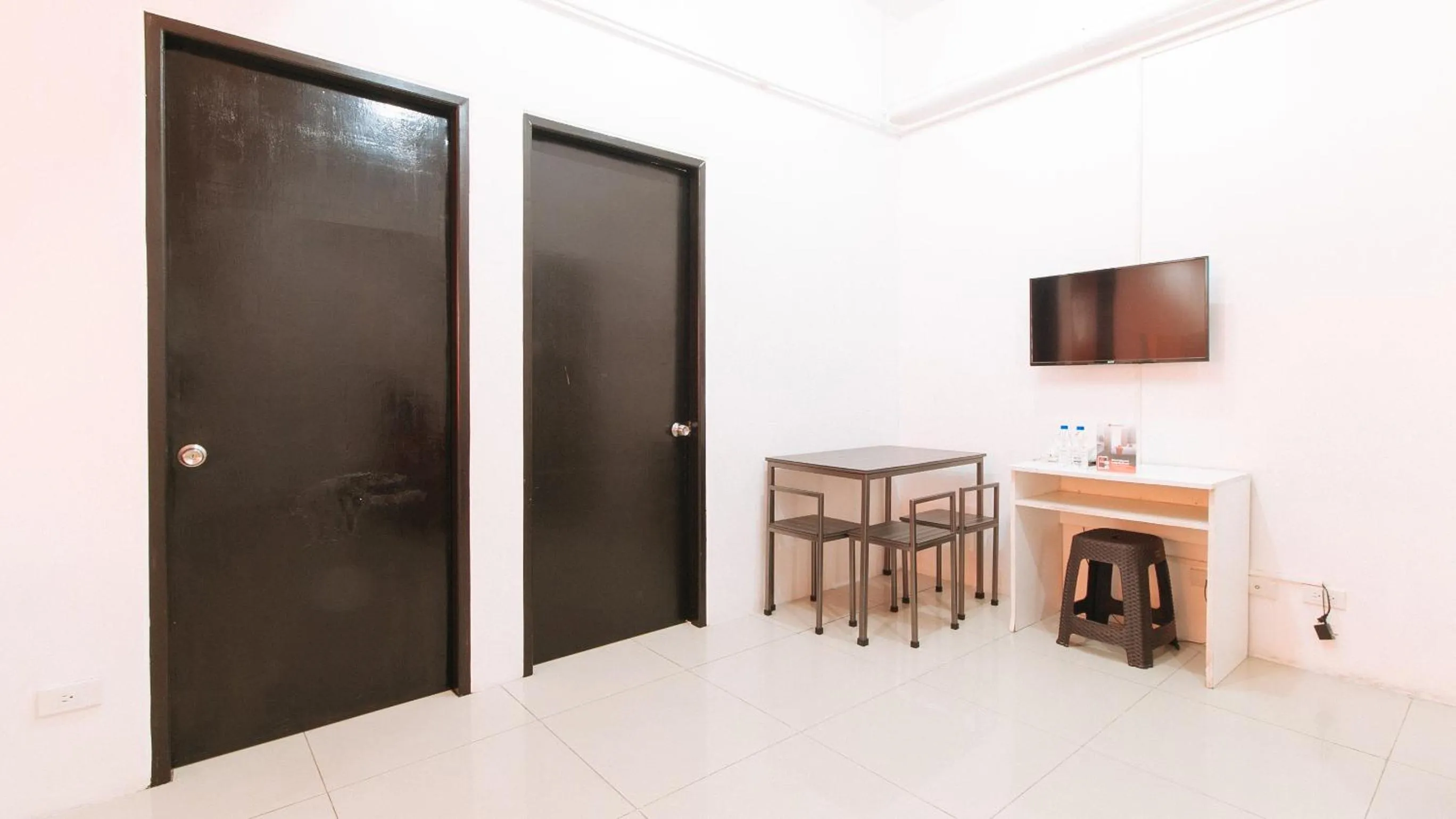 TV and multimedia in RedDoorz @ Jardin LRT Tayuman Manila