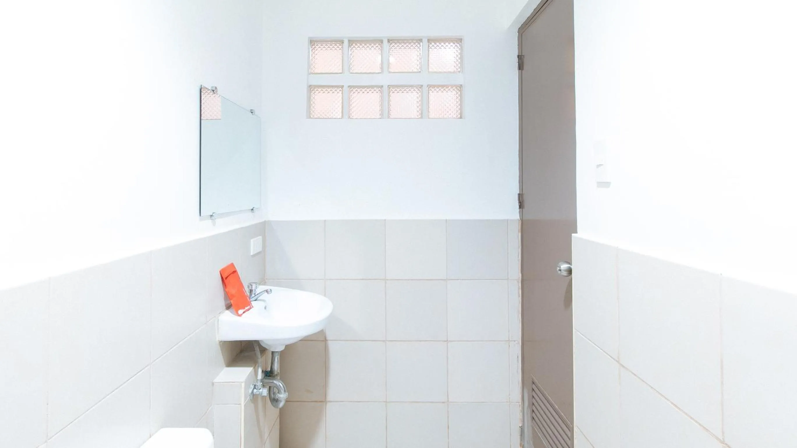 Bathroom in RedDoorz @ Jardin LRT Tayuman Manila