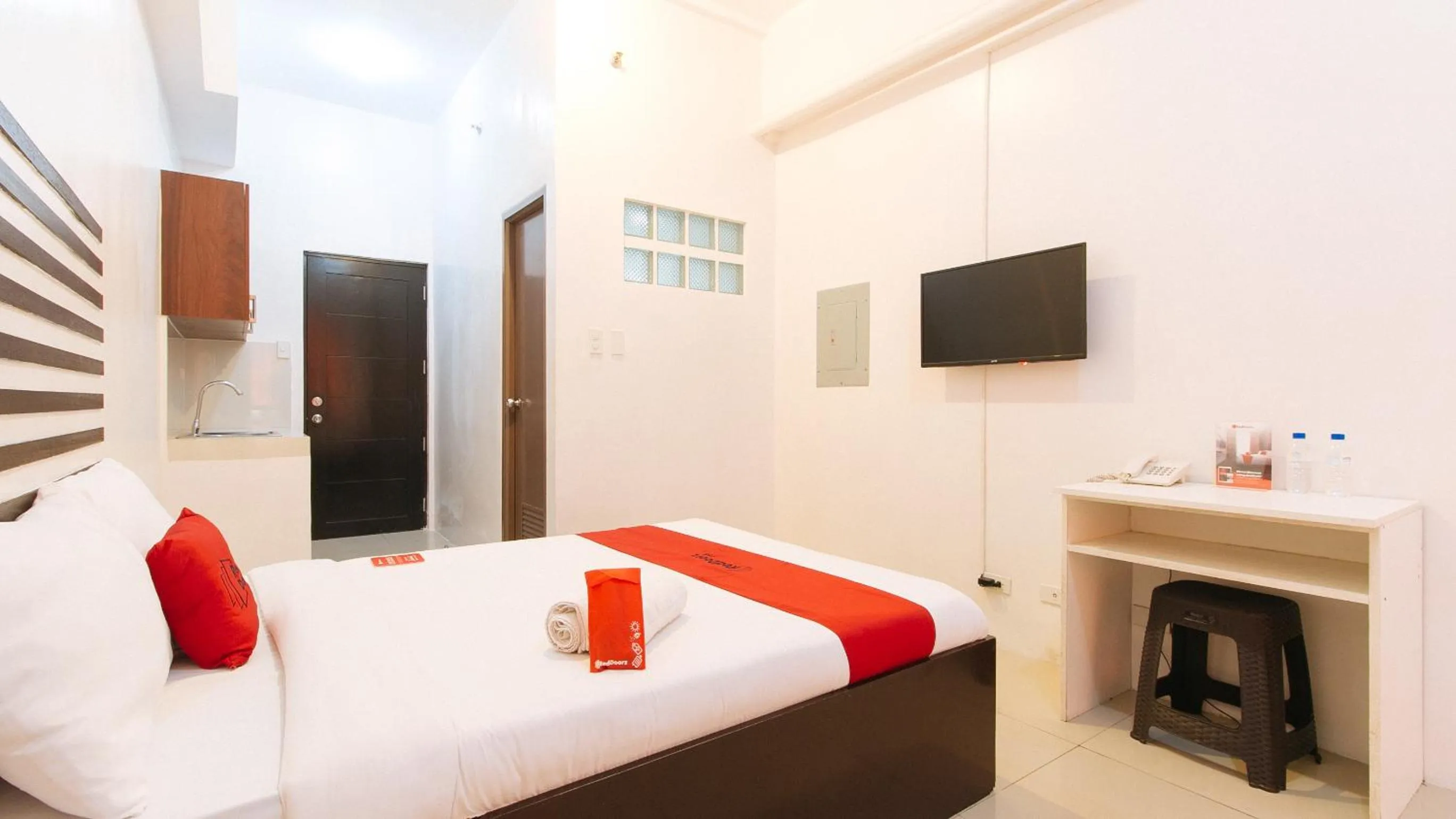 Bed in RedDoorz @ Jardin LRT Tayuman Manila