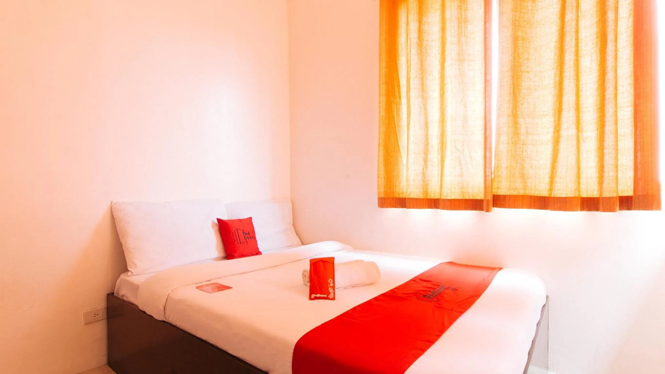 Bed in RedDoorz @ Jardin LRT Tayuman Manila