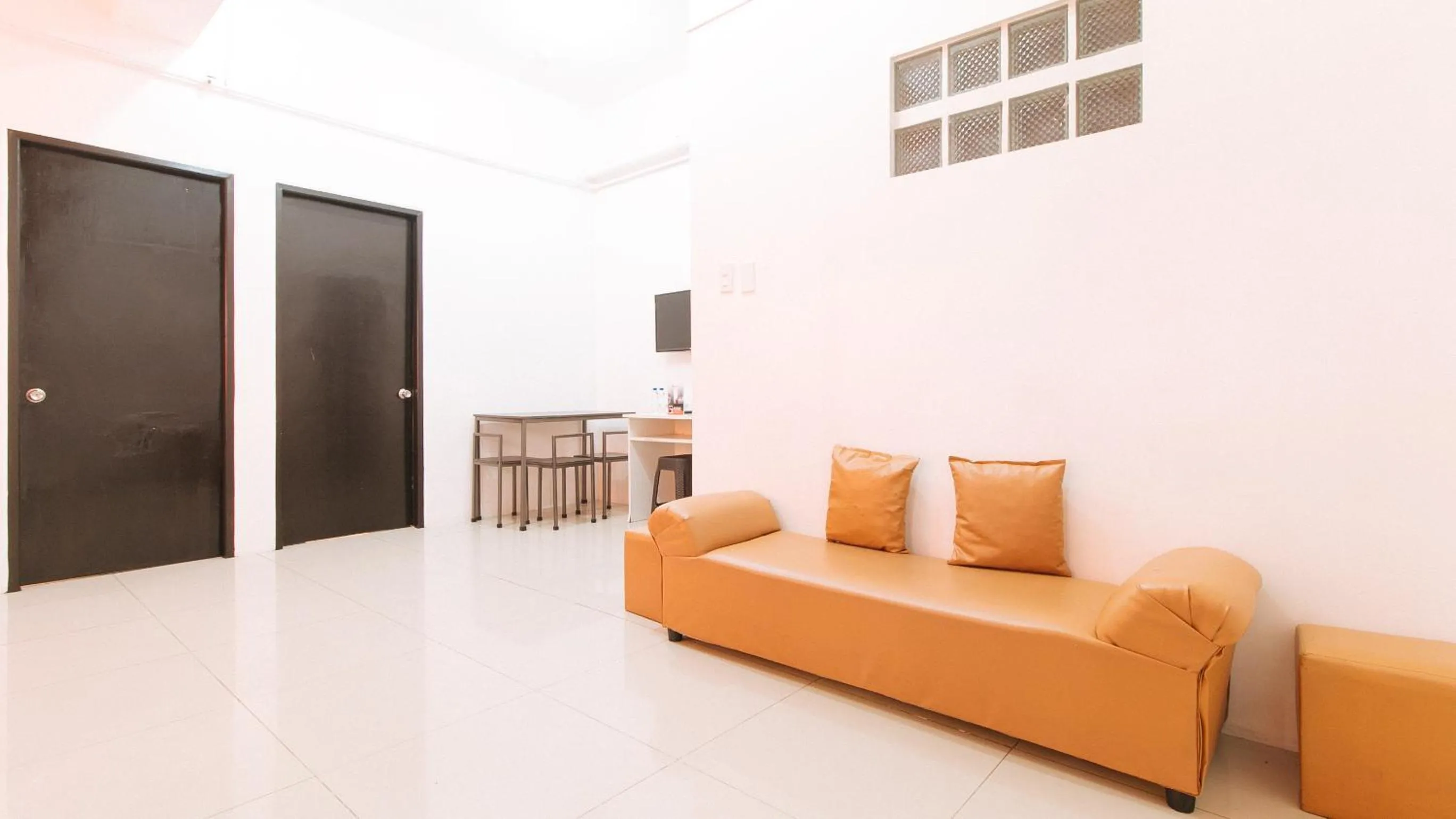 Living room in RedDoorz @ Jardin LRT Tayuman Manila