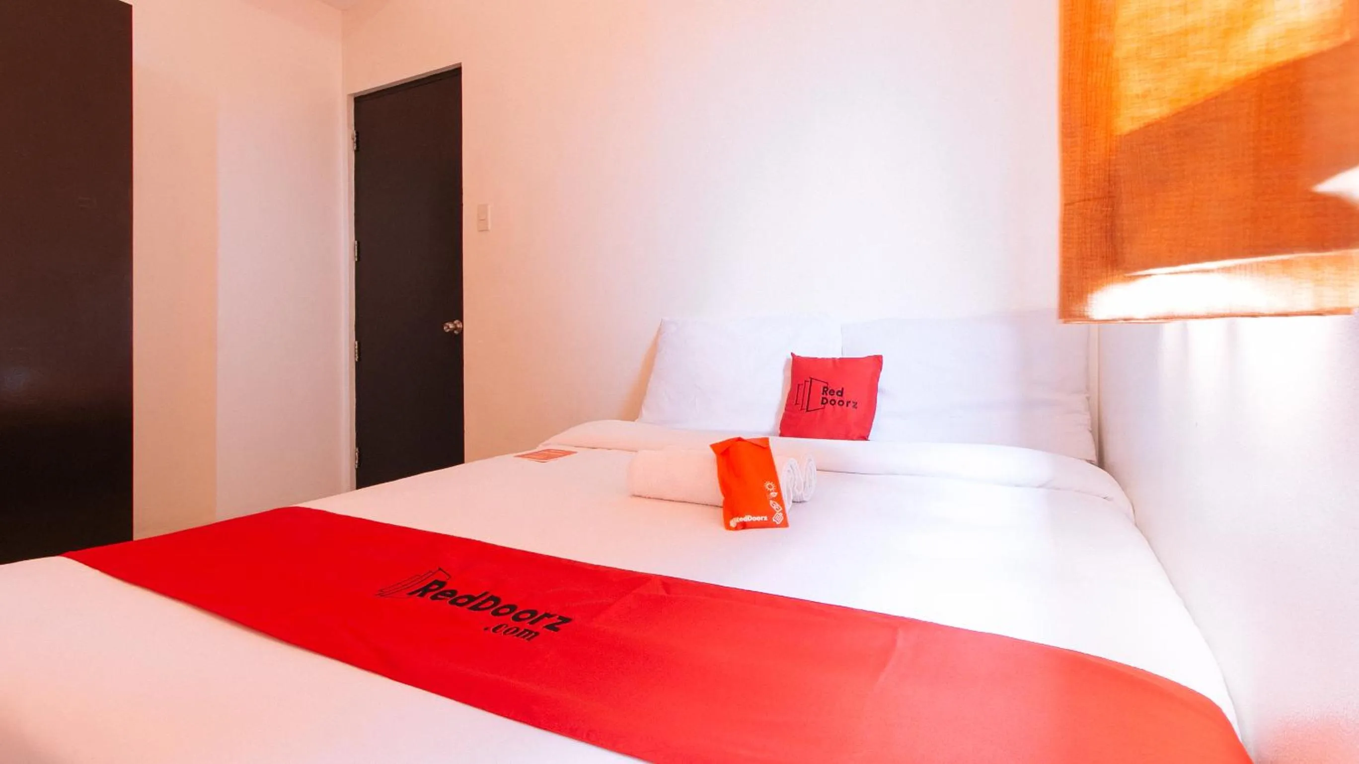 Bed in RedDoorz @ Jardin LRT Tayuman Manila