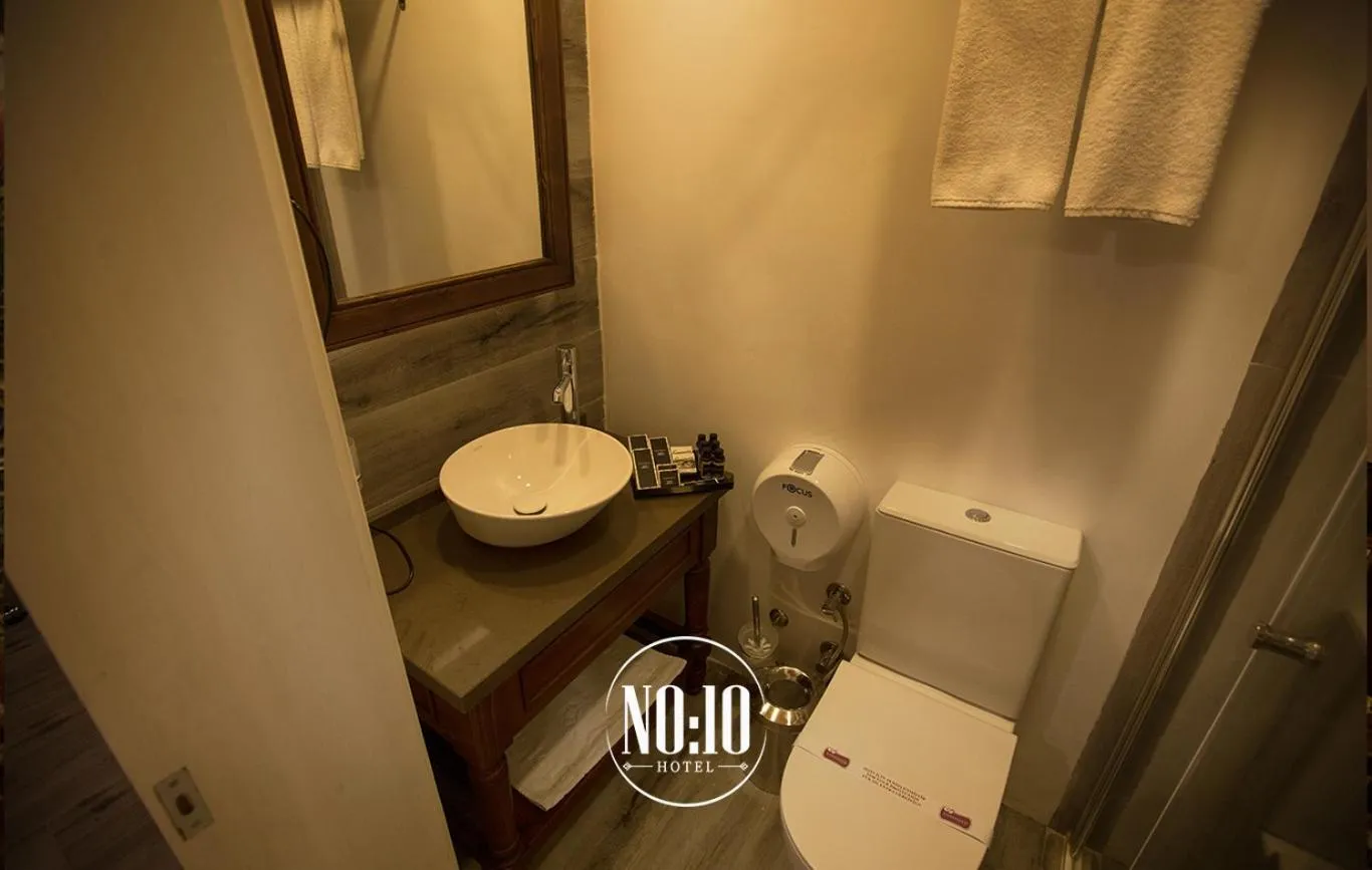 Shower in No 10 Hotel