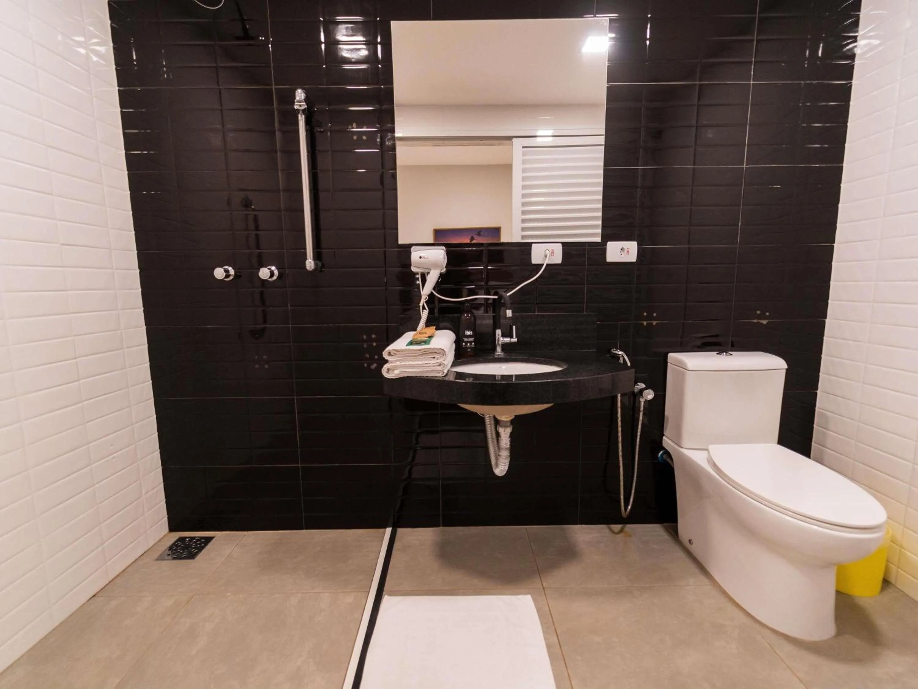 Bedroom in ibis Styles Bonito