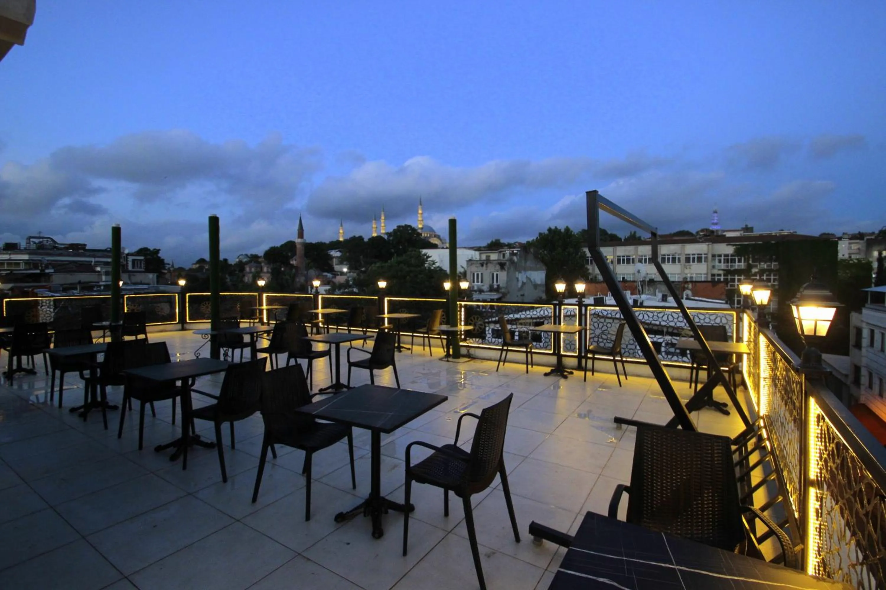 Restaurant/places to eat in Guler Palas Hotel