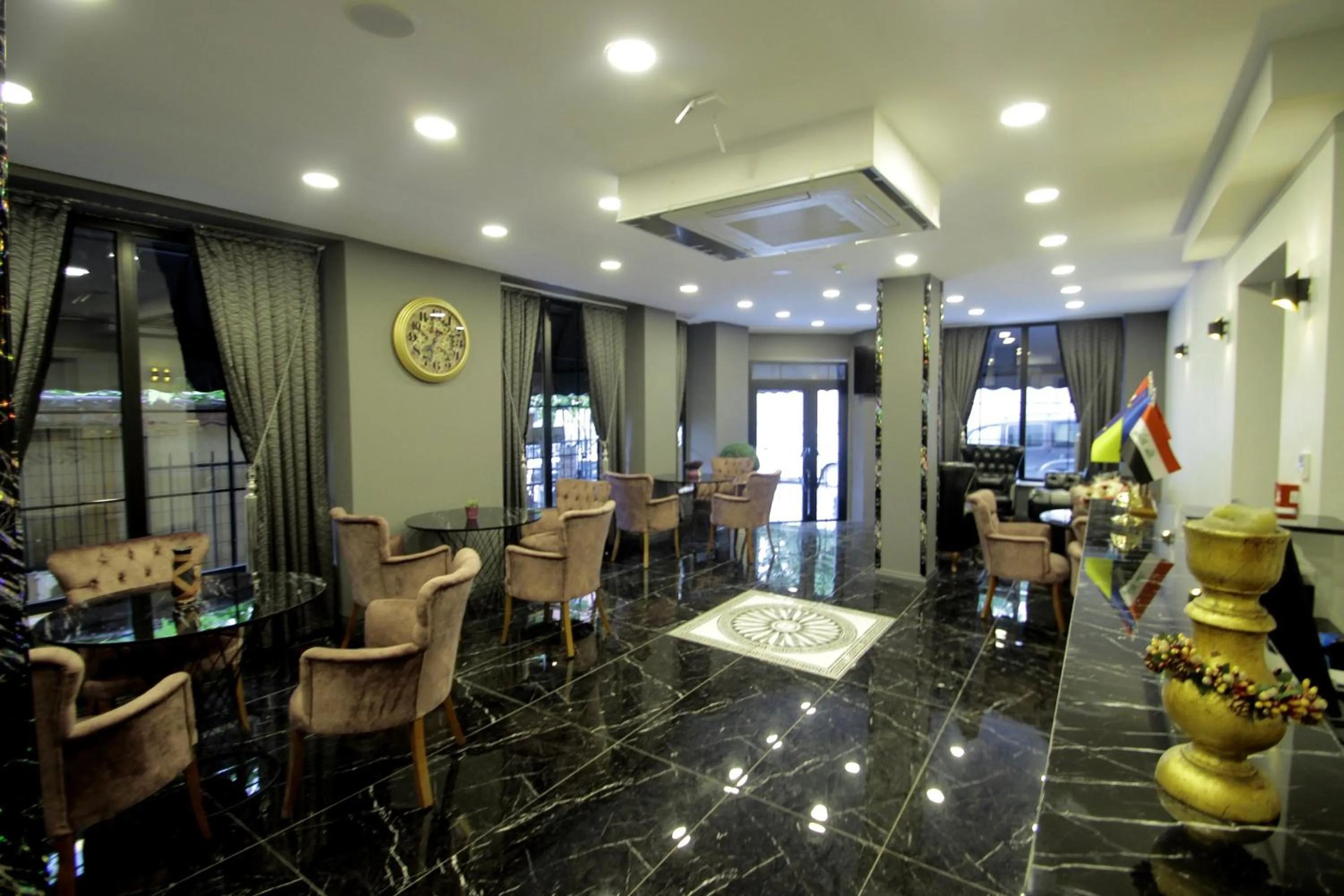 Communal lounge/ TV room in Guler Palas Hotel