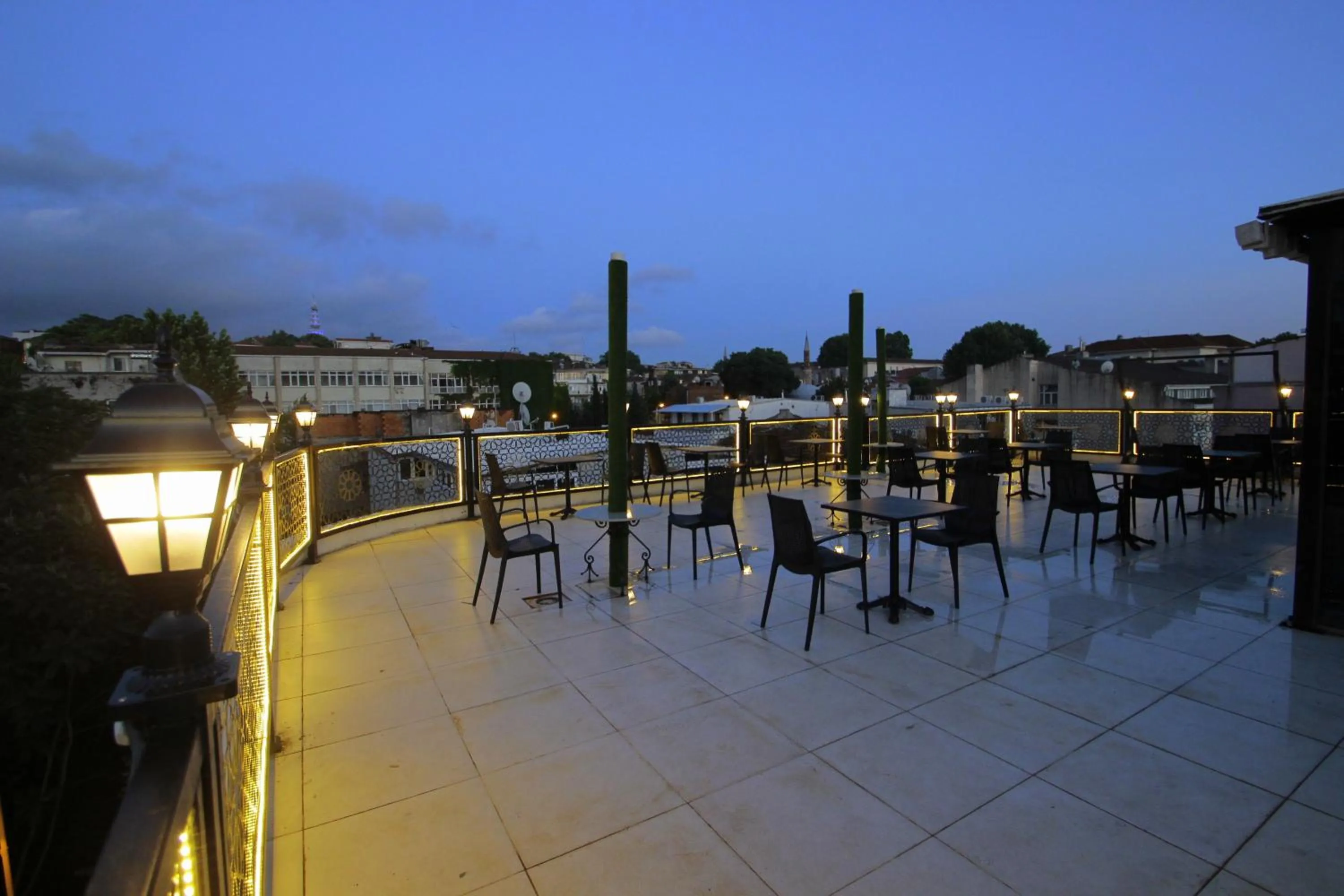 Restaurant/places to eat in Guler Palas Hotel