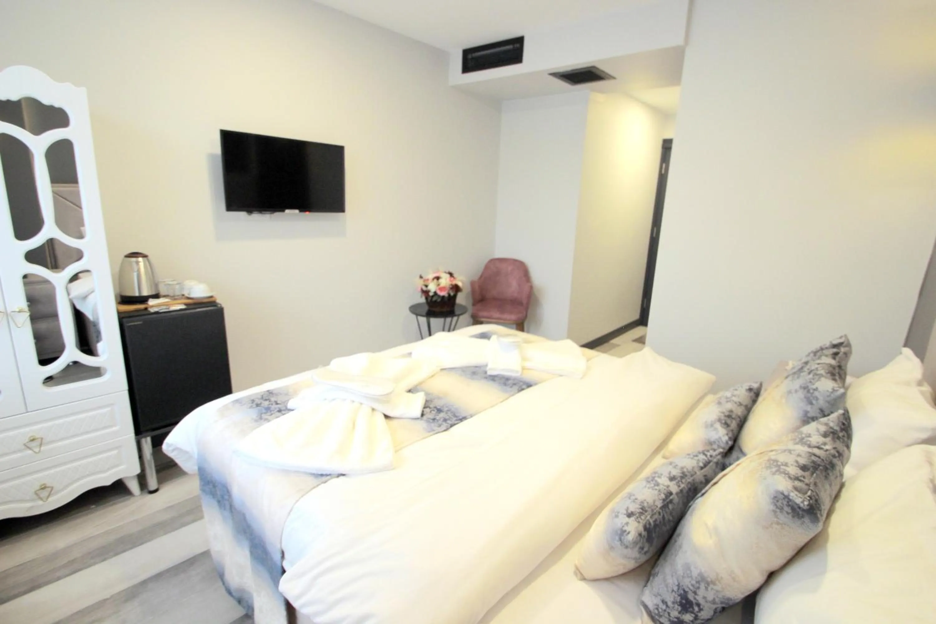 Bed in Guler Palas Hotel