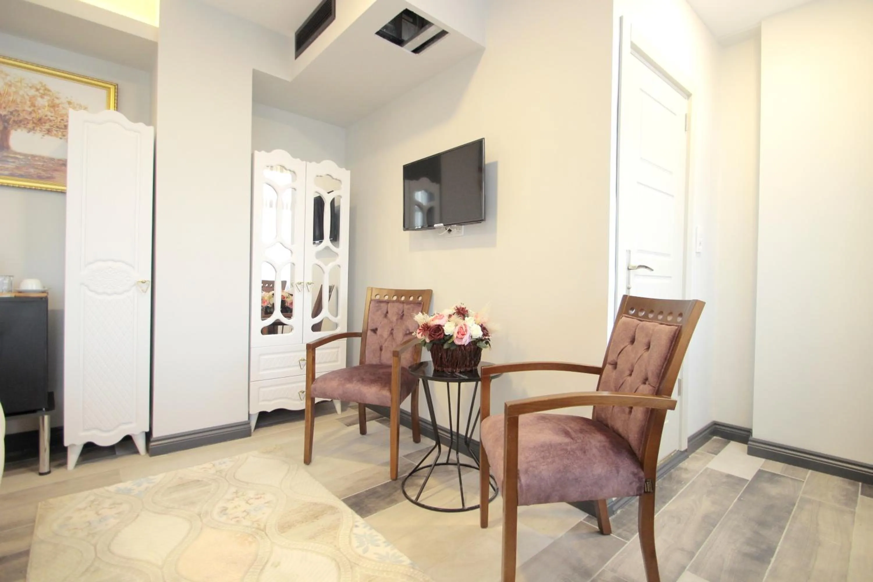 Communal lounge/ TV room in Guler Palas Hotel