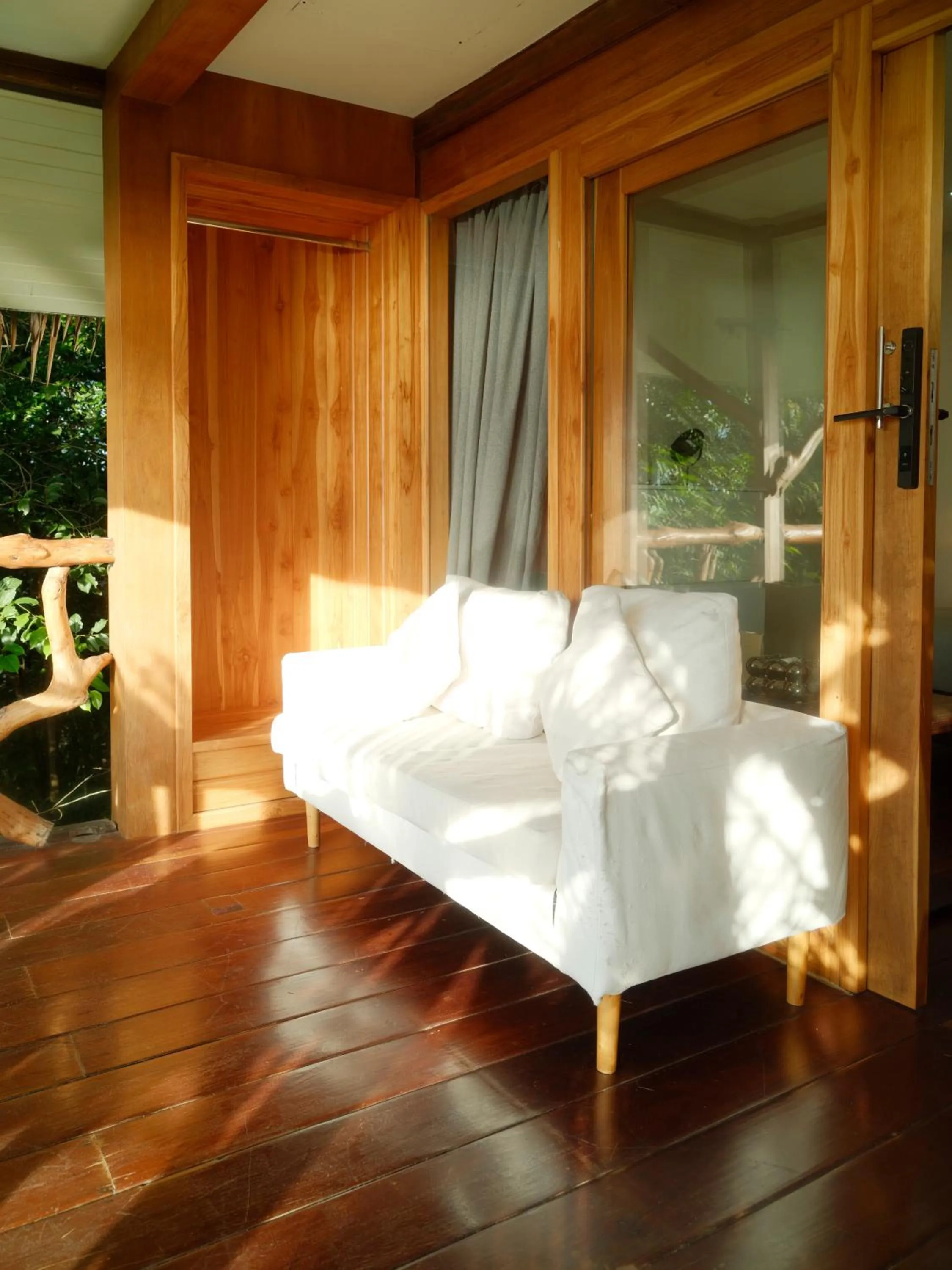 Balcony/Terrace, Bed in Tantawan sea view residence 山海居