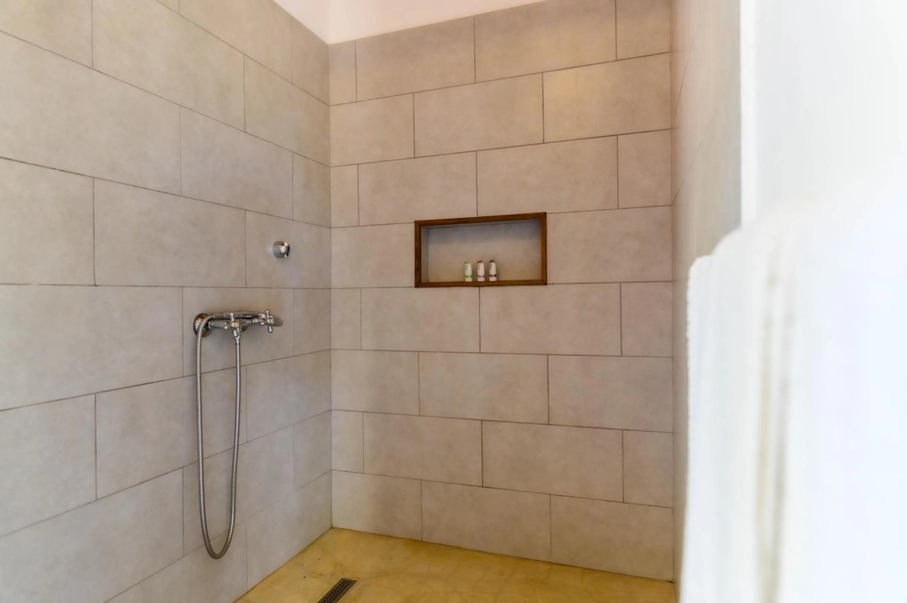 Shower in Auberge de la Table