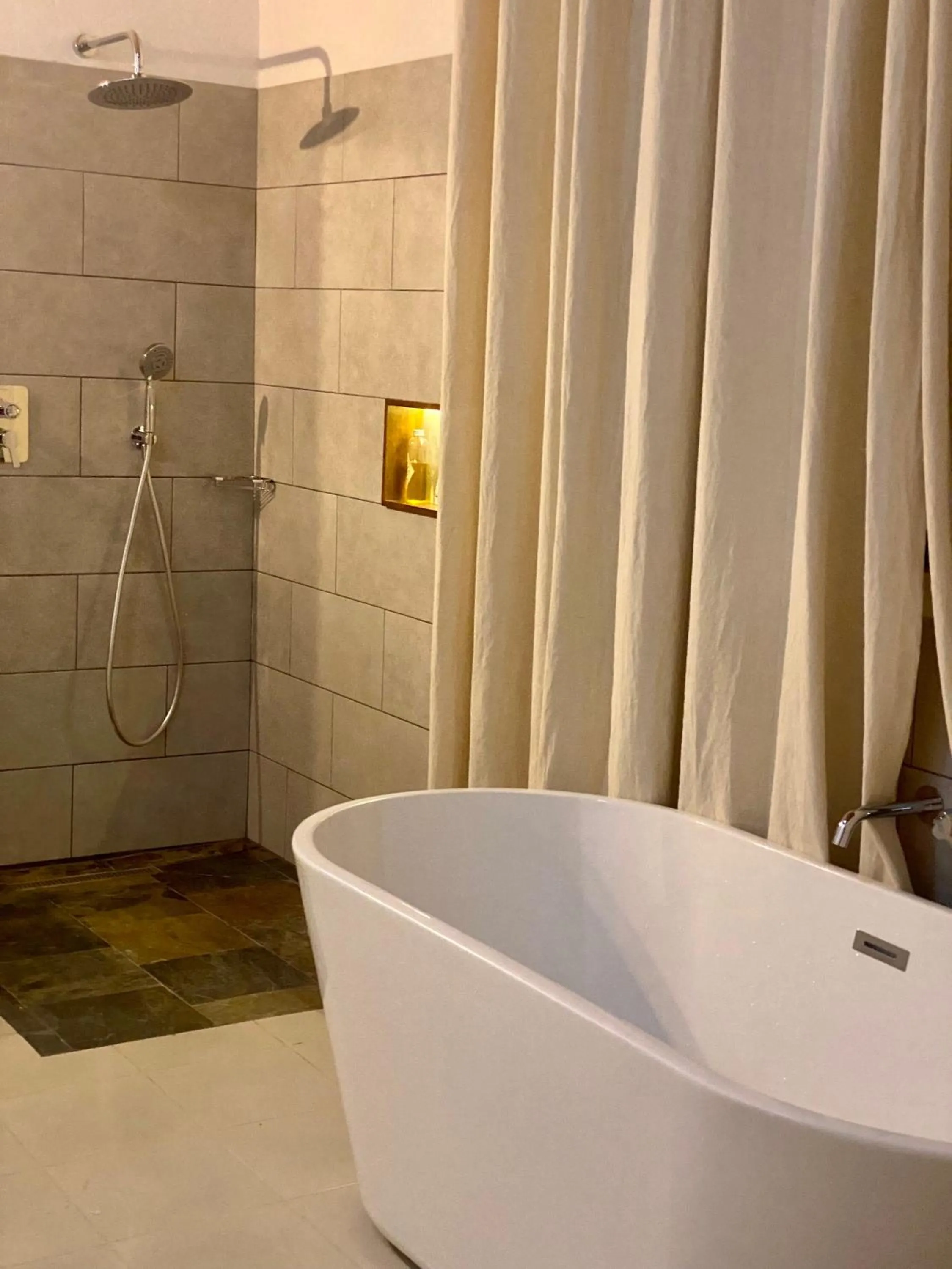 Shower in Auberge de la Table
