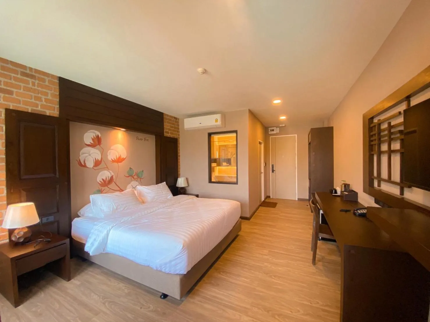 Photo of the whole room, Bed in River Tree Resort
