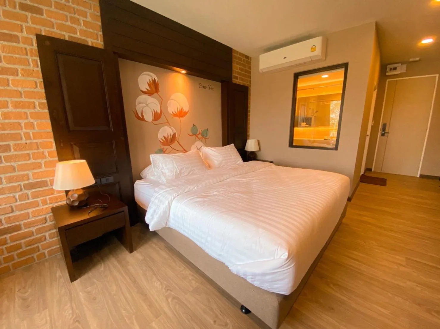 Photo of the whole room, Bed in River Tree Resort