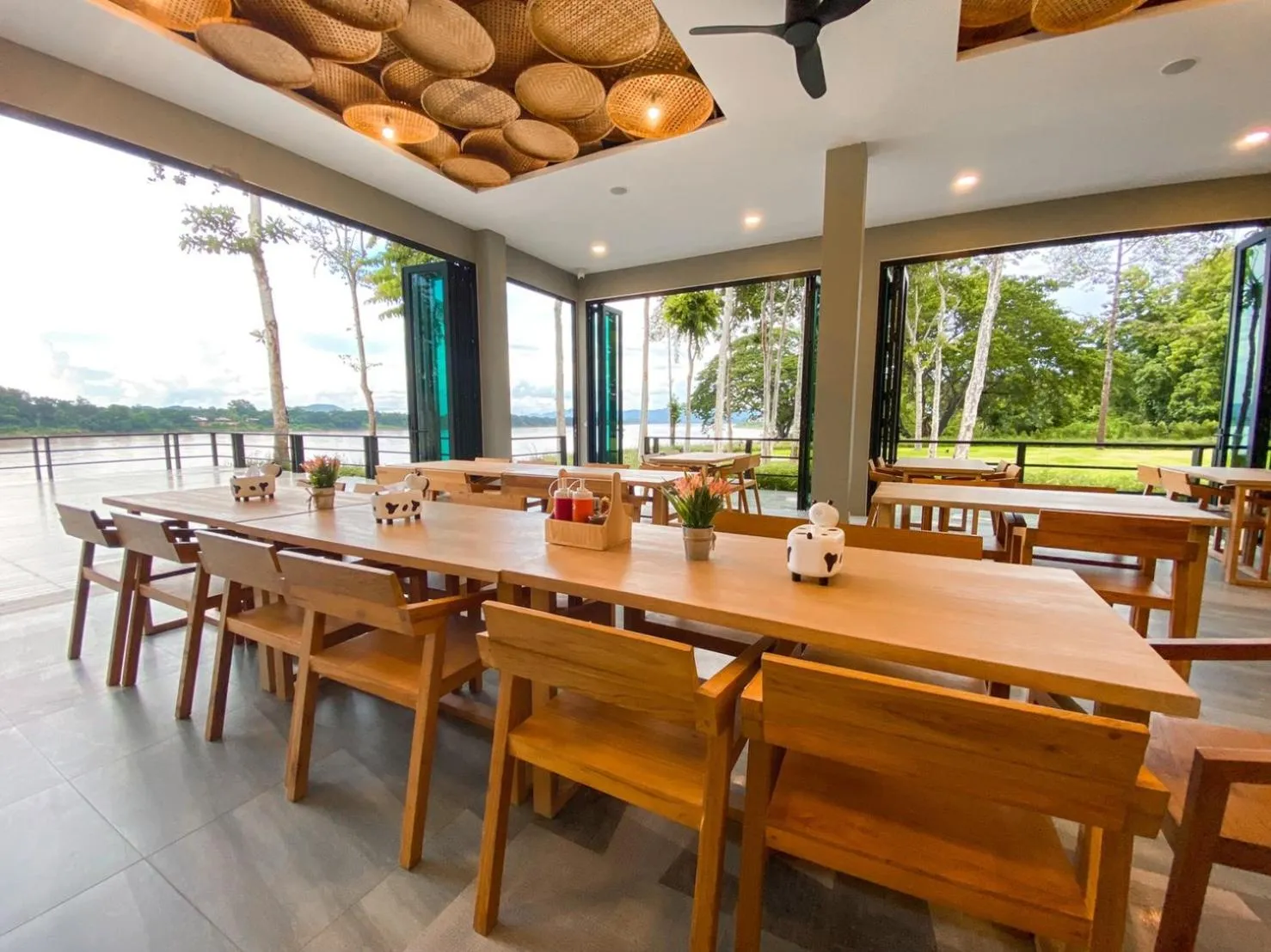 Restaurant/places to eat in River Tree Resort