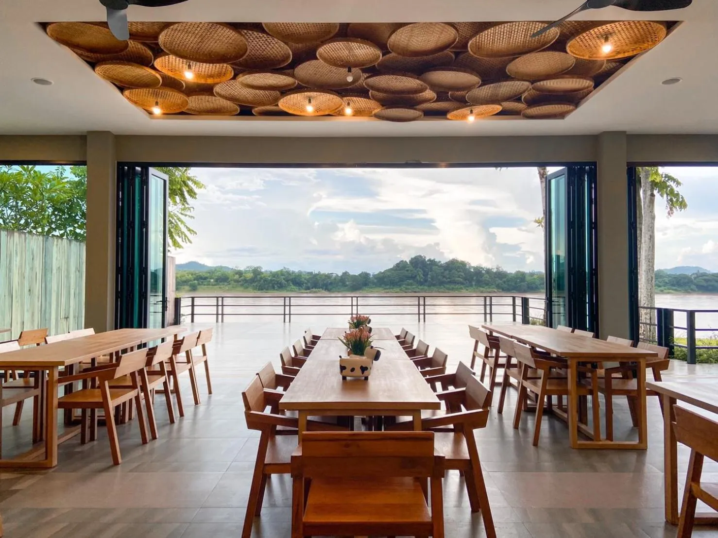 Restaurant/places to eat in River Tree Resort