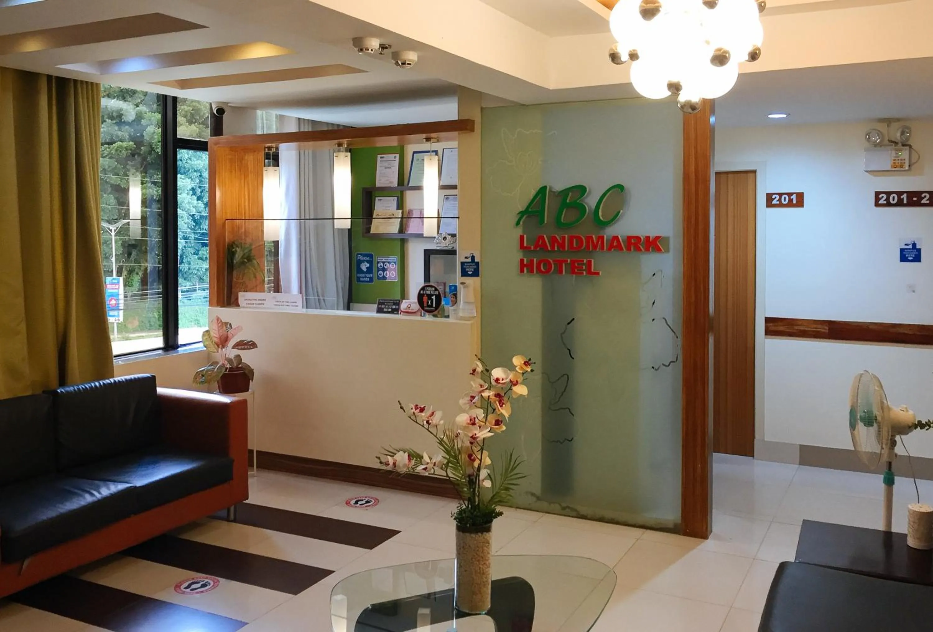 Lobby or reception in RedDoorz Plus @ ABC Landmark Hotel