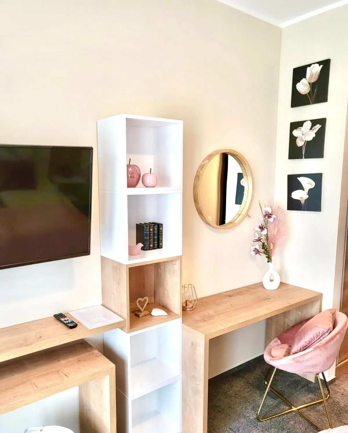 Seating area in LikeDaheim Apartments