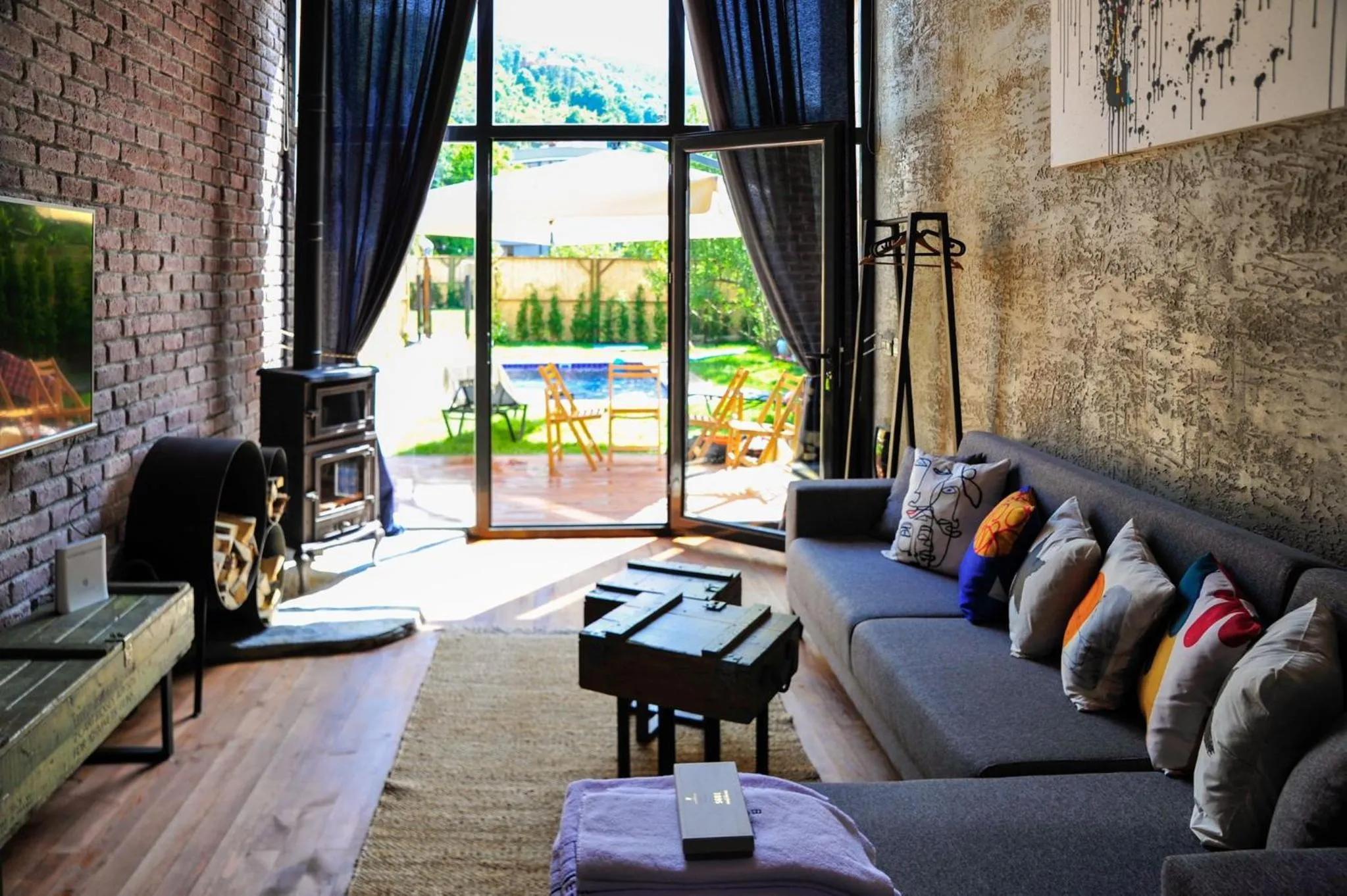 Communal lounge/ TV room in Minimalist Sapanca